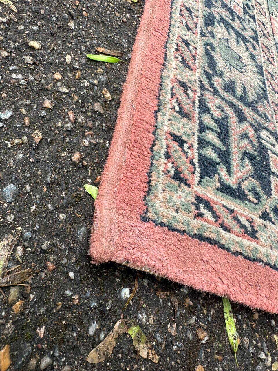 Vintage oriental rug in burgundy red, 133x196cm.