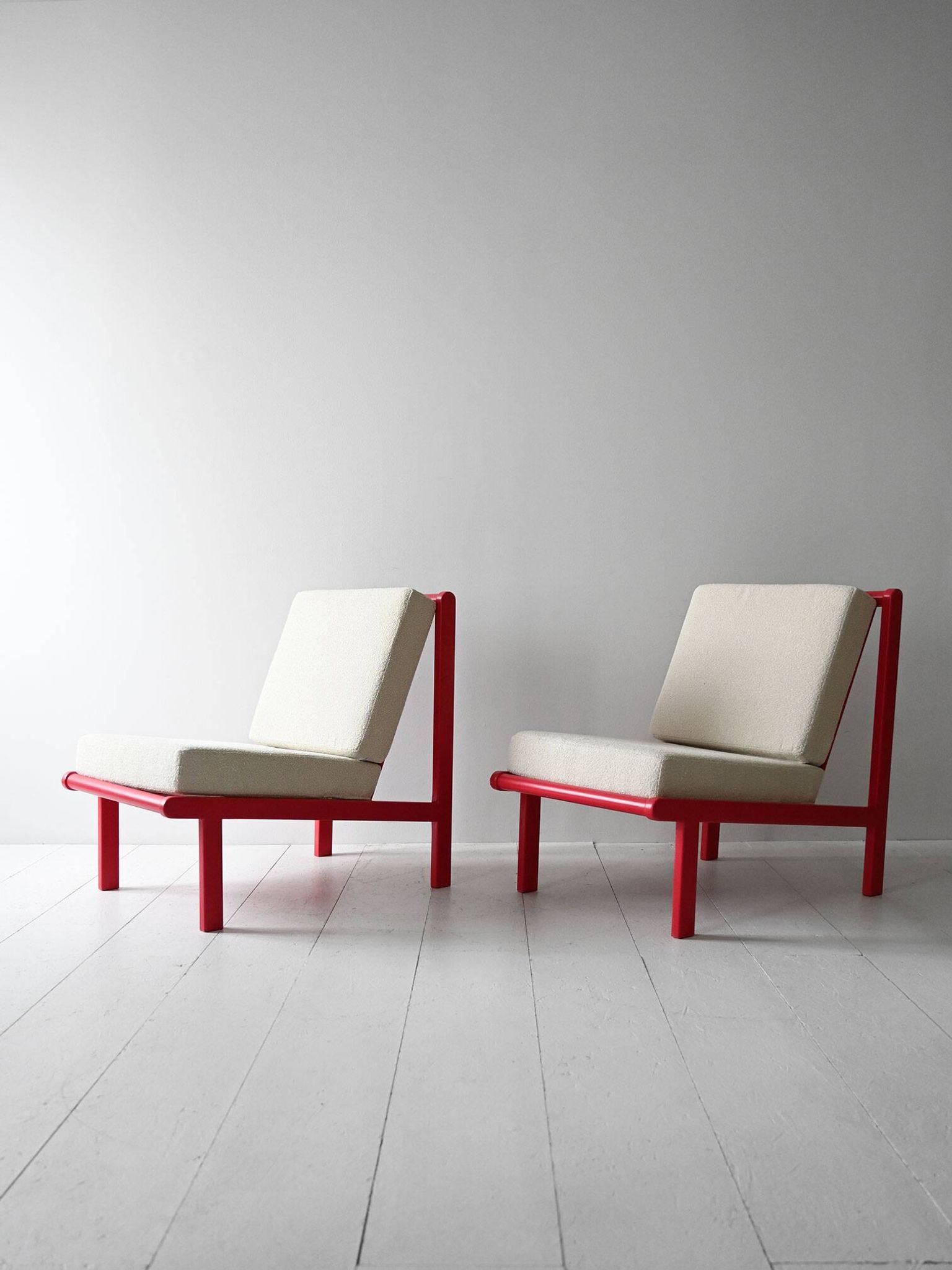 Paire de chauffeuses scandinaves vintage rouge et écru