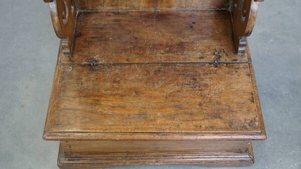 Banc d'église ancien en pin avec compartiments de rangement du 18e siècle