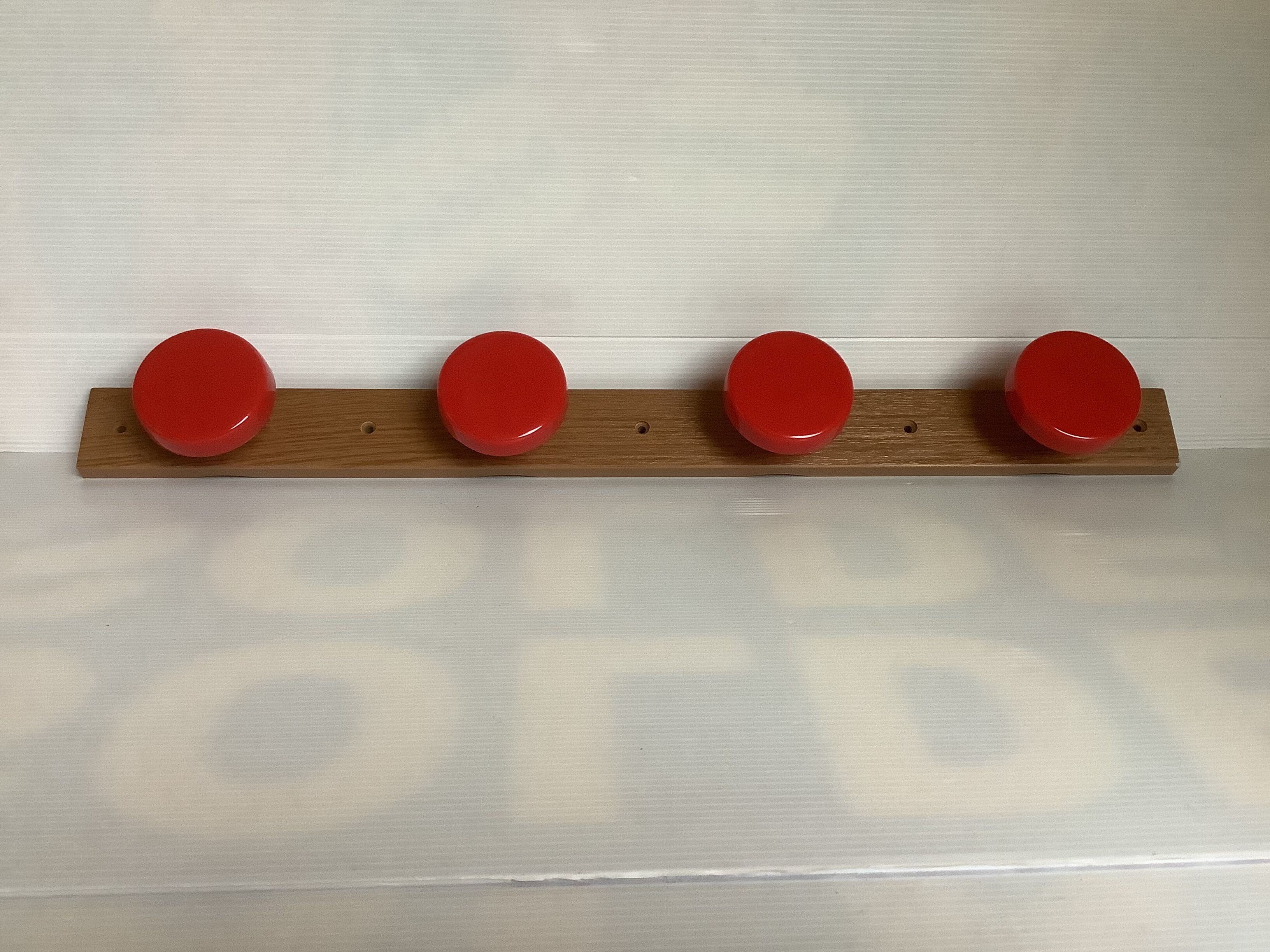 Old coat rack grosfillex red and beige
