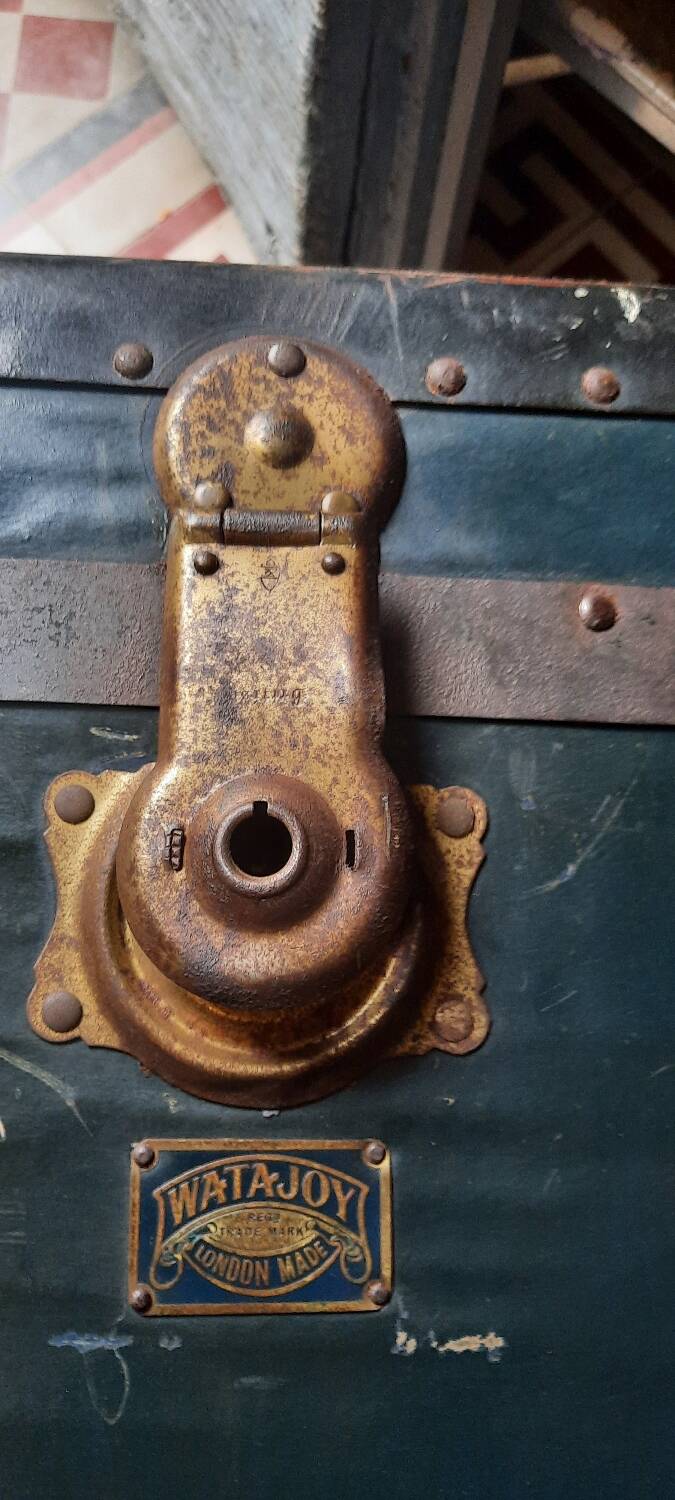 English travel trunk