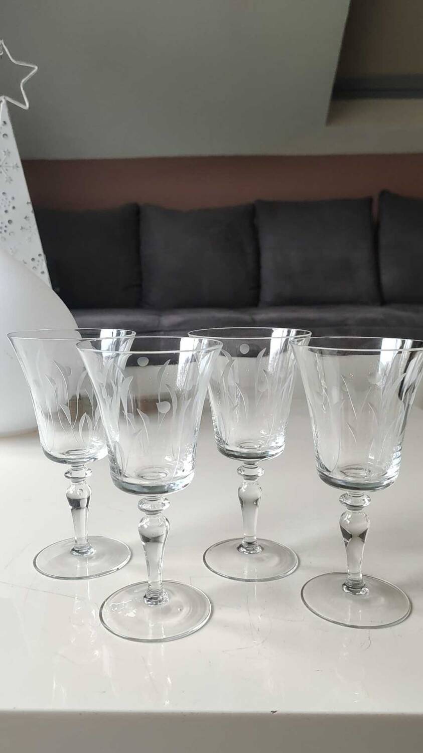Set of 8 glasses with flared neck, in crystal. With frosted plant decoration. Height 16 cm