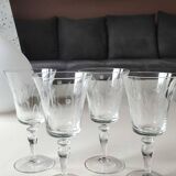 Lot 8 Verres à col évasé, en cristallin. A Décor végétal dépoli. Haut 16 cm