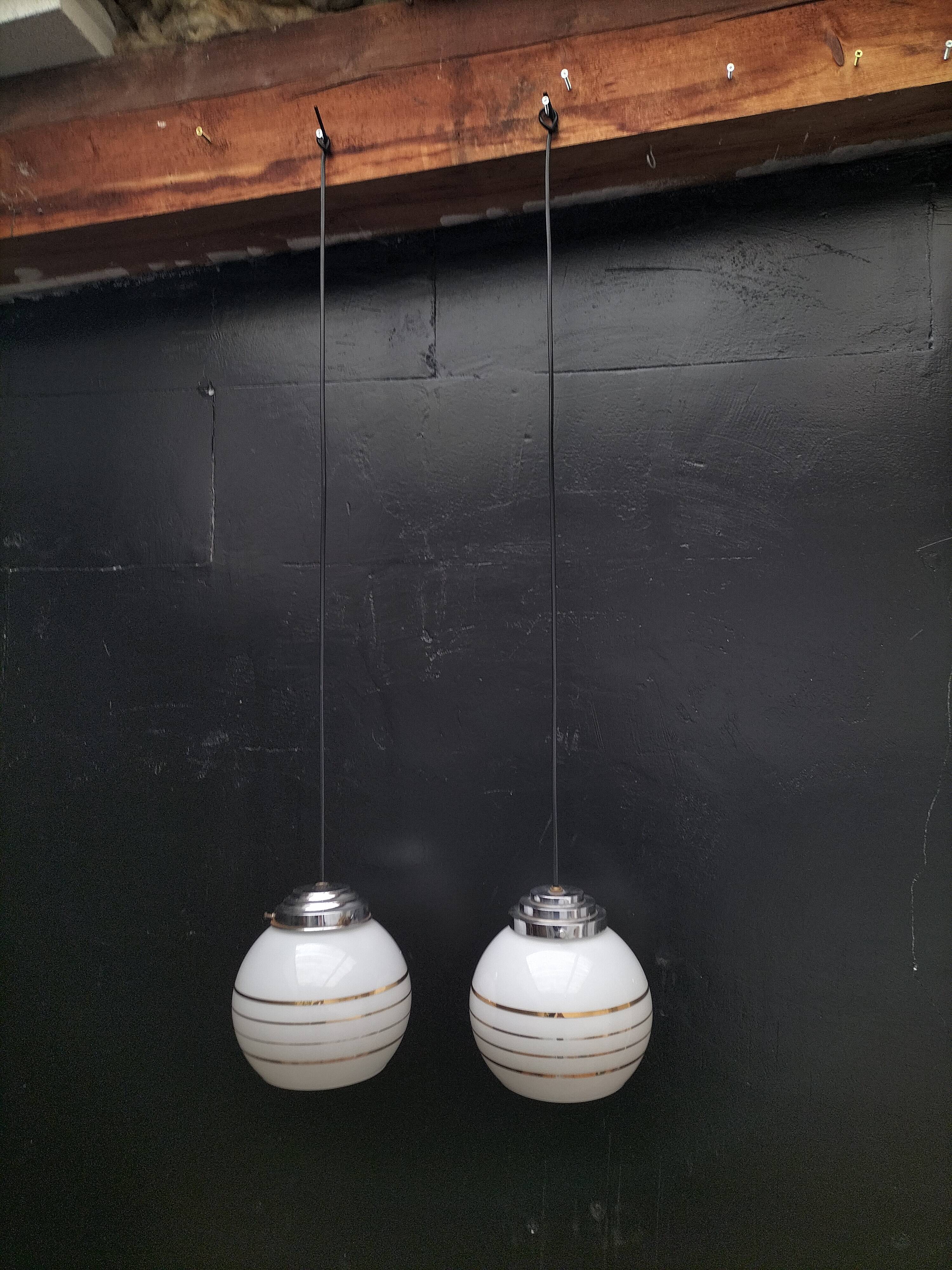 Paire de suspensions opaline