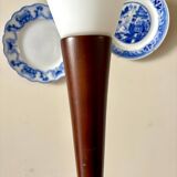 Lampadaire en bois foncé et opaline blanche