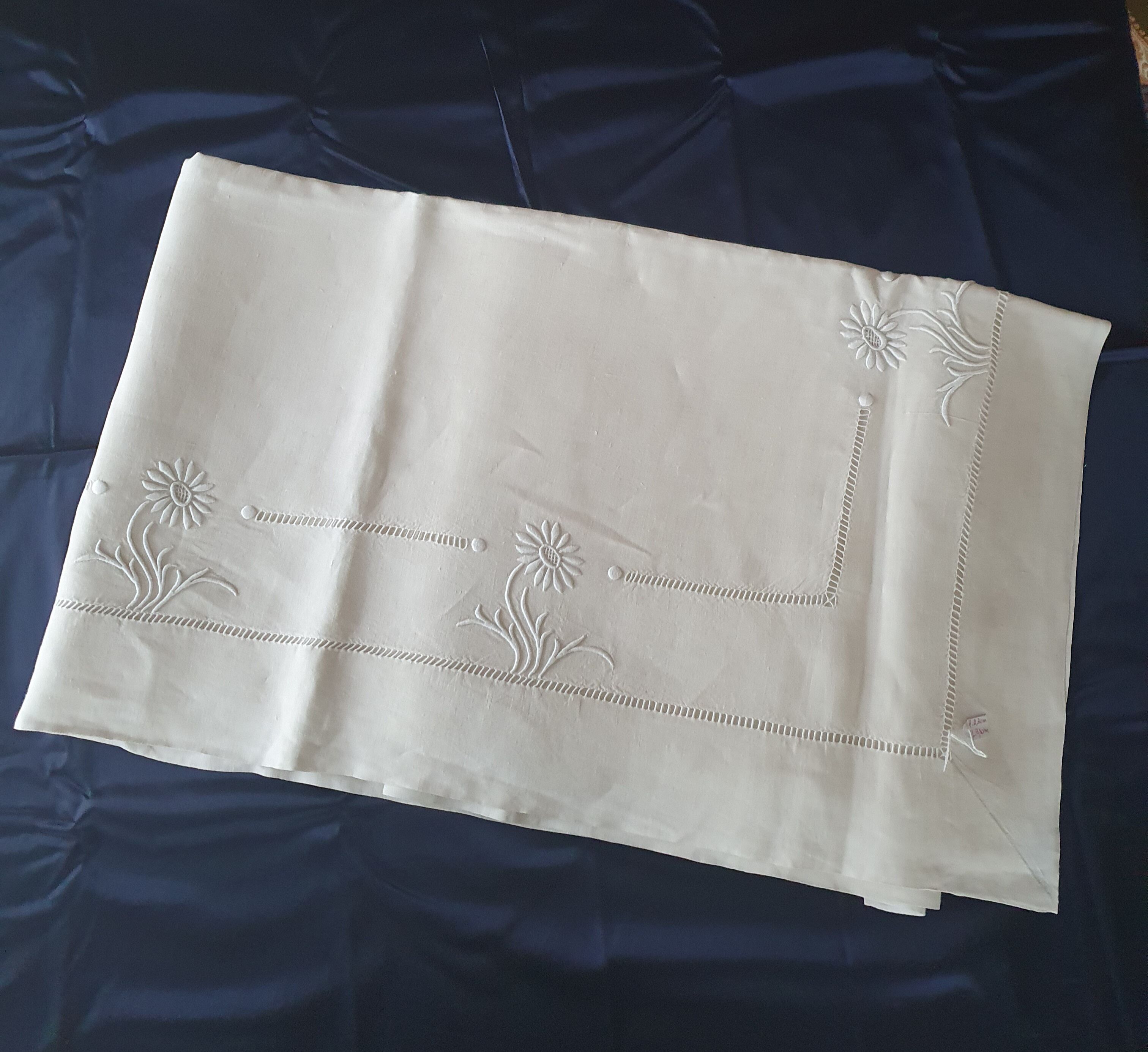 Ancient hand embroidered sheet in métis