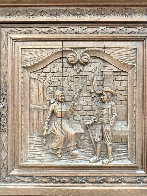 Bonnetiere - Armoire bretonne en chêne massif sculpté