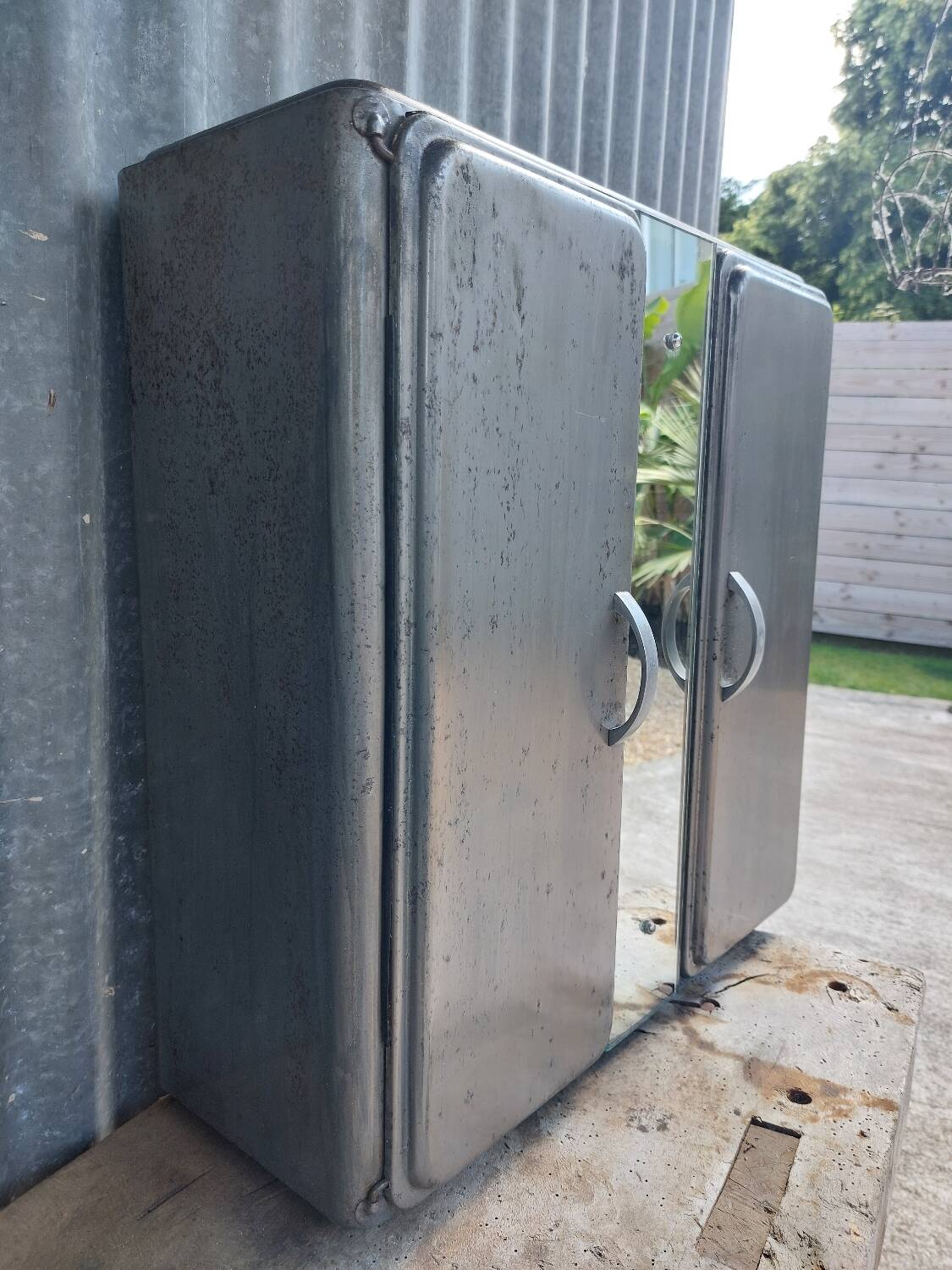 Metal wall-mounted cabinet