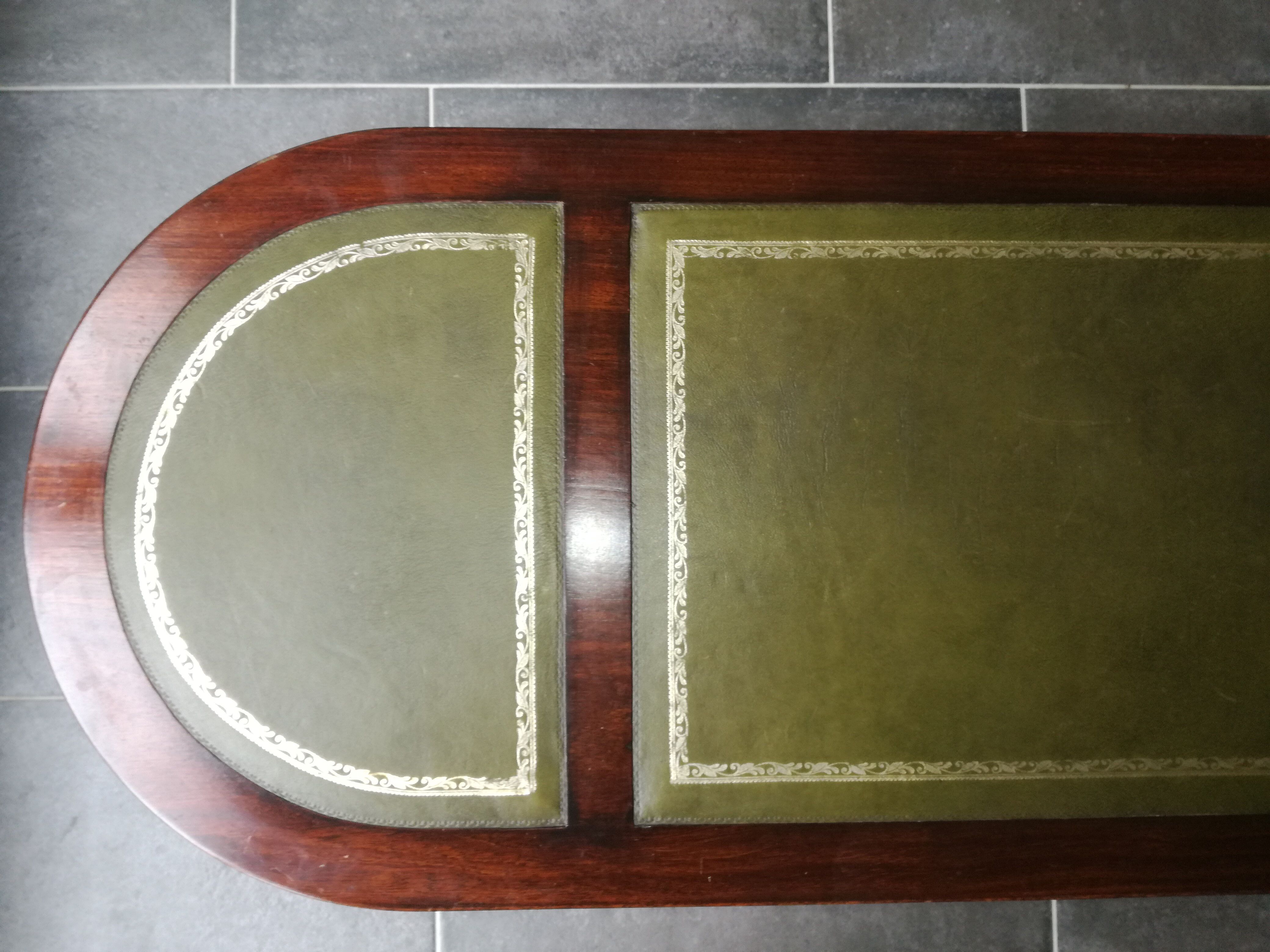 Table basse style anglais dessus en cuir vert