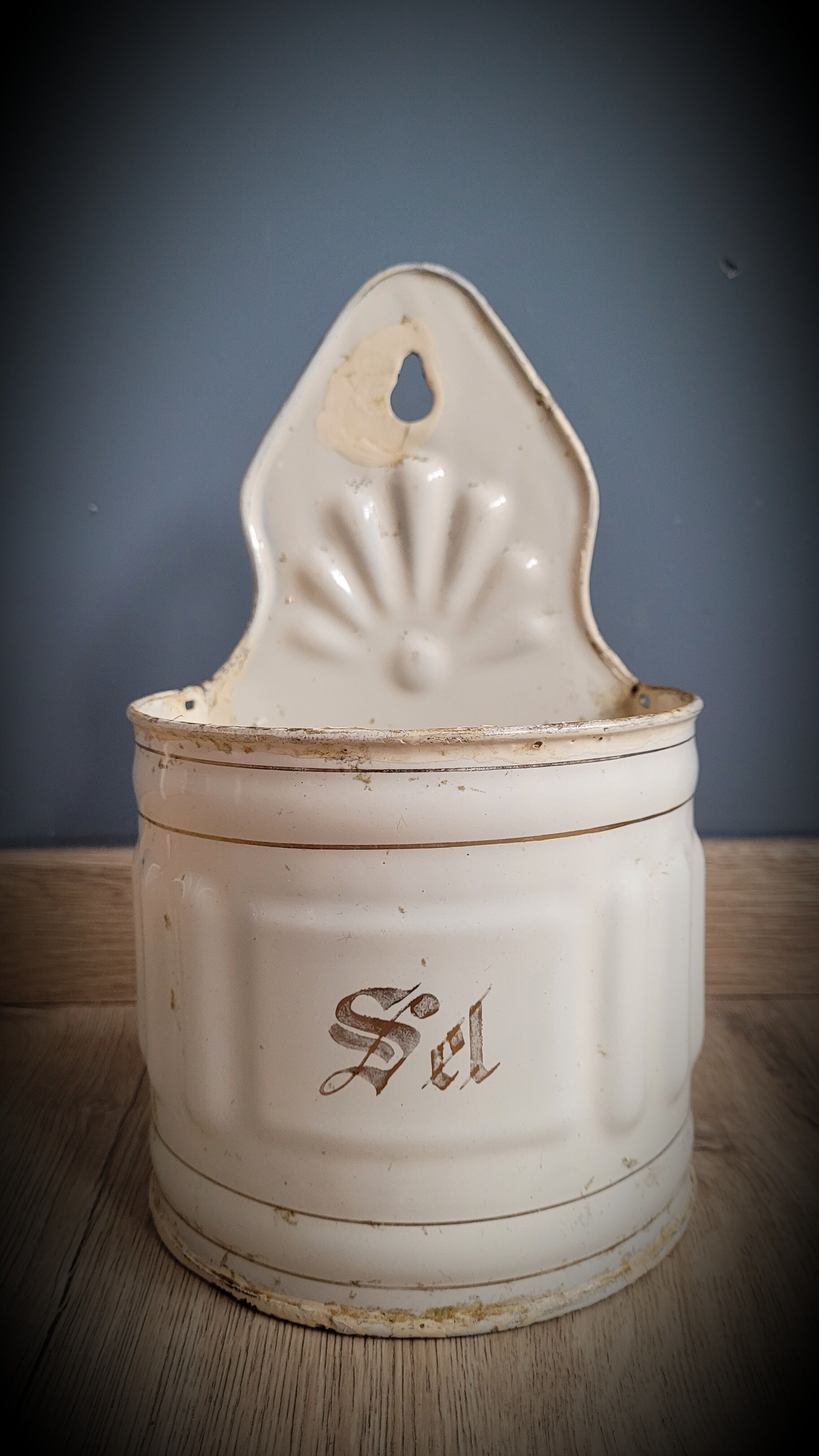 Salt enamelled pot