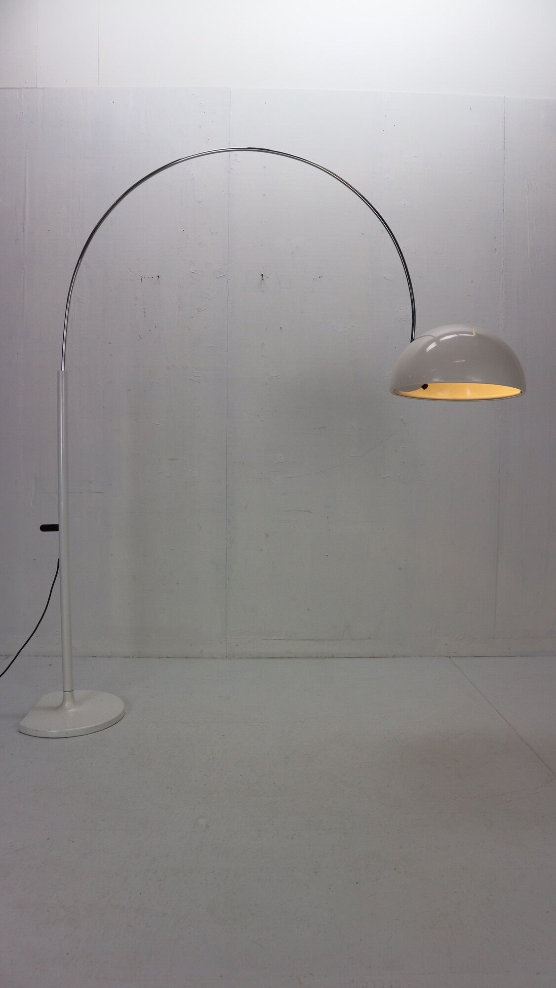 Floor lamp "Coupe" Joe Colombo for Oluce Production 1967, Italy