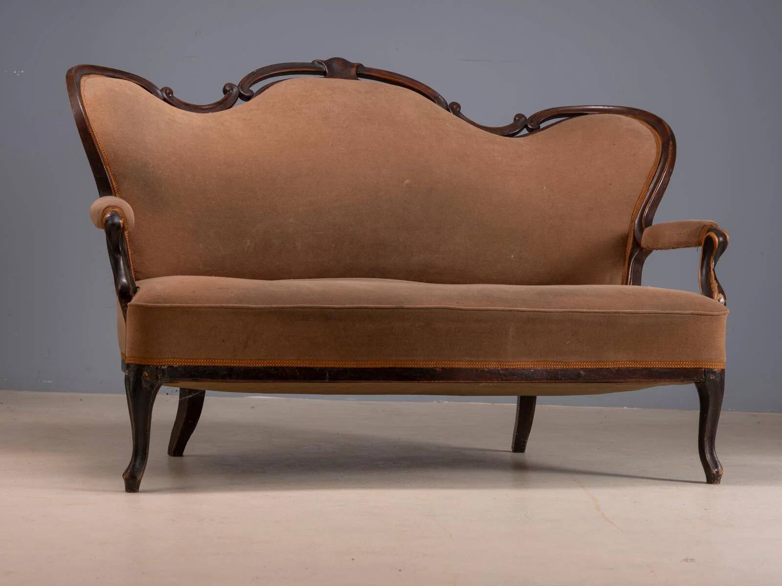 Sofa en bois vintage orné avec cadre décoratif sculpté et tapisserie marron, 175 × 114 × 80 cm