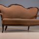 Sofa en bois vintage orné avec cadre décoratif sculpté et tapisserie marron, 175 × 114 × 80 cm