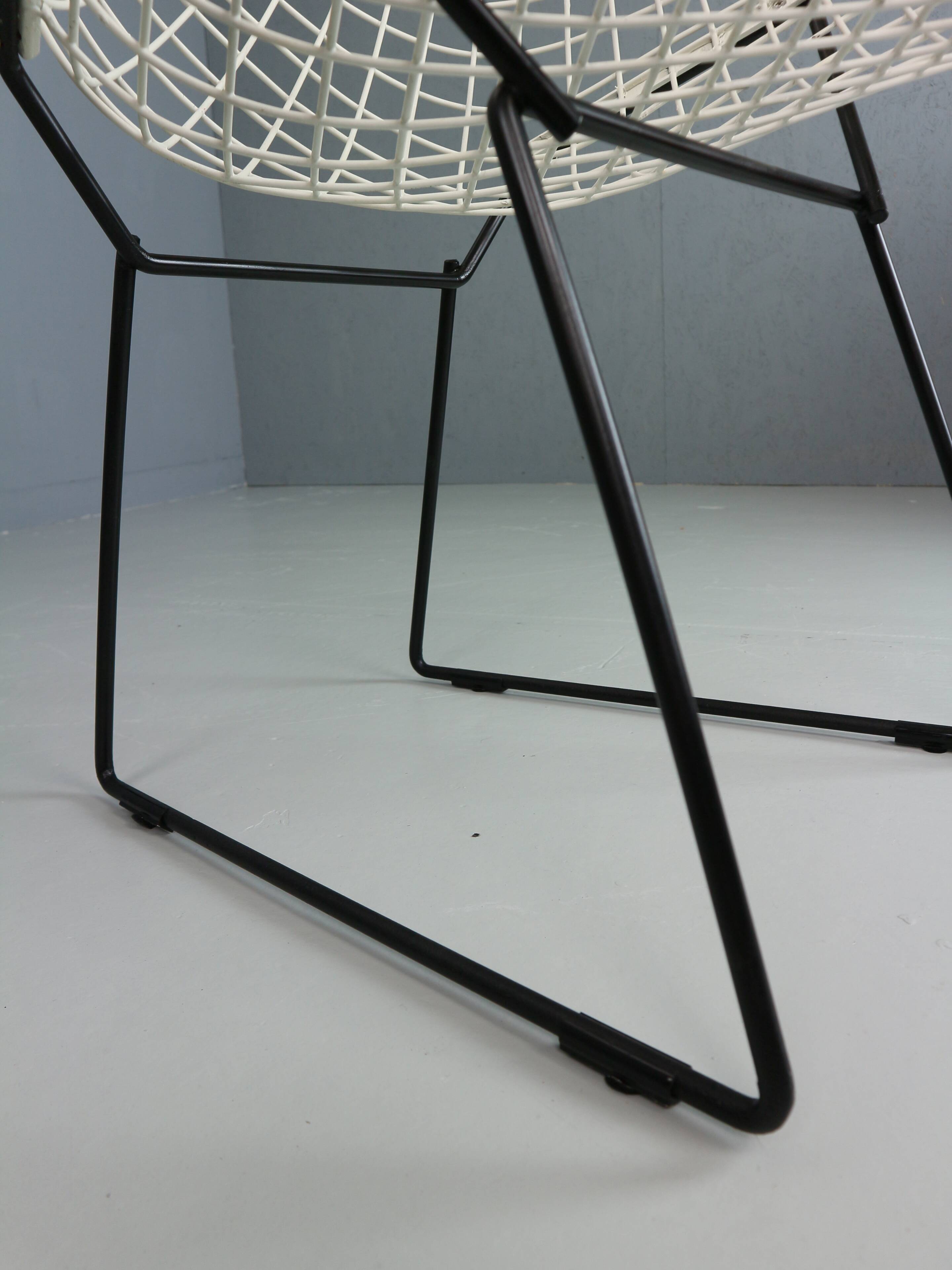 Set of two Diamond chair by Harry Bertoia in white & black metal. 1960s