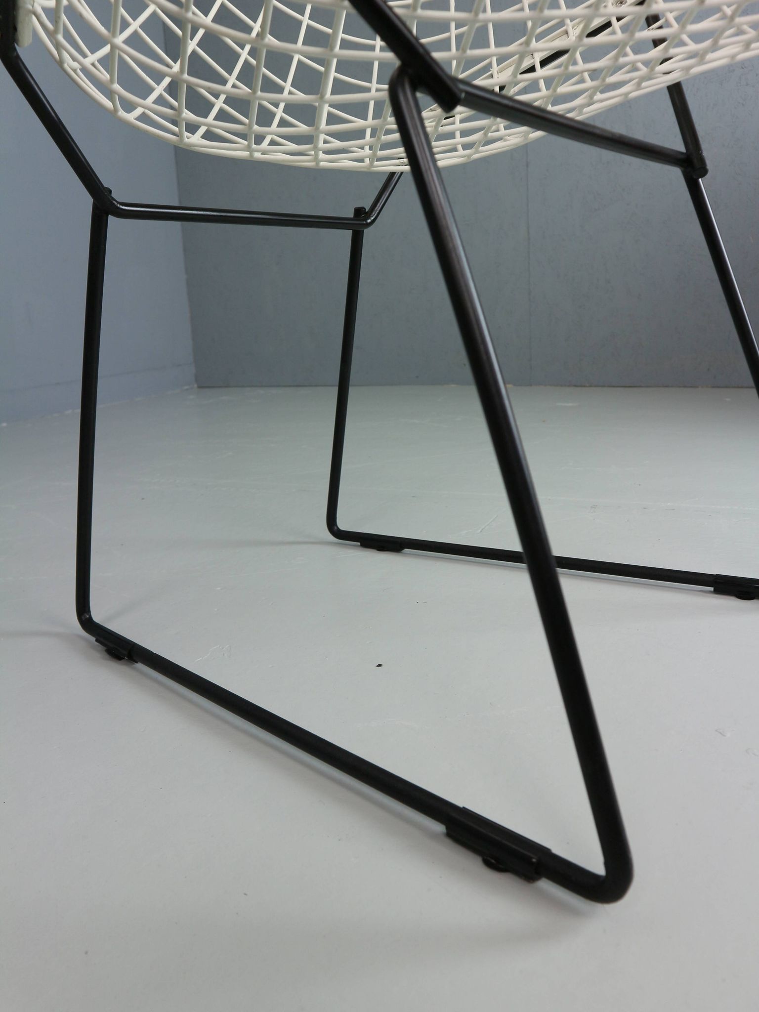 Set of two Diamond chair by Harry Bertoia in white & black metal. 1960s