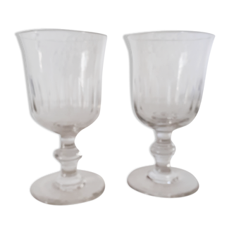 2 old glasses tulip