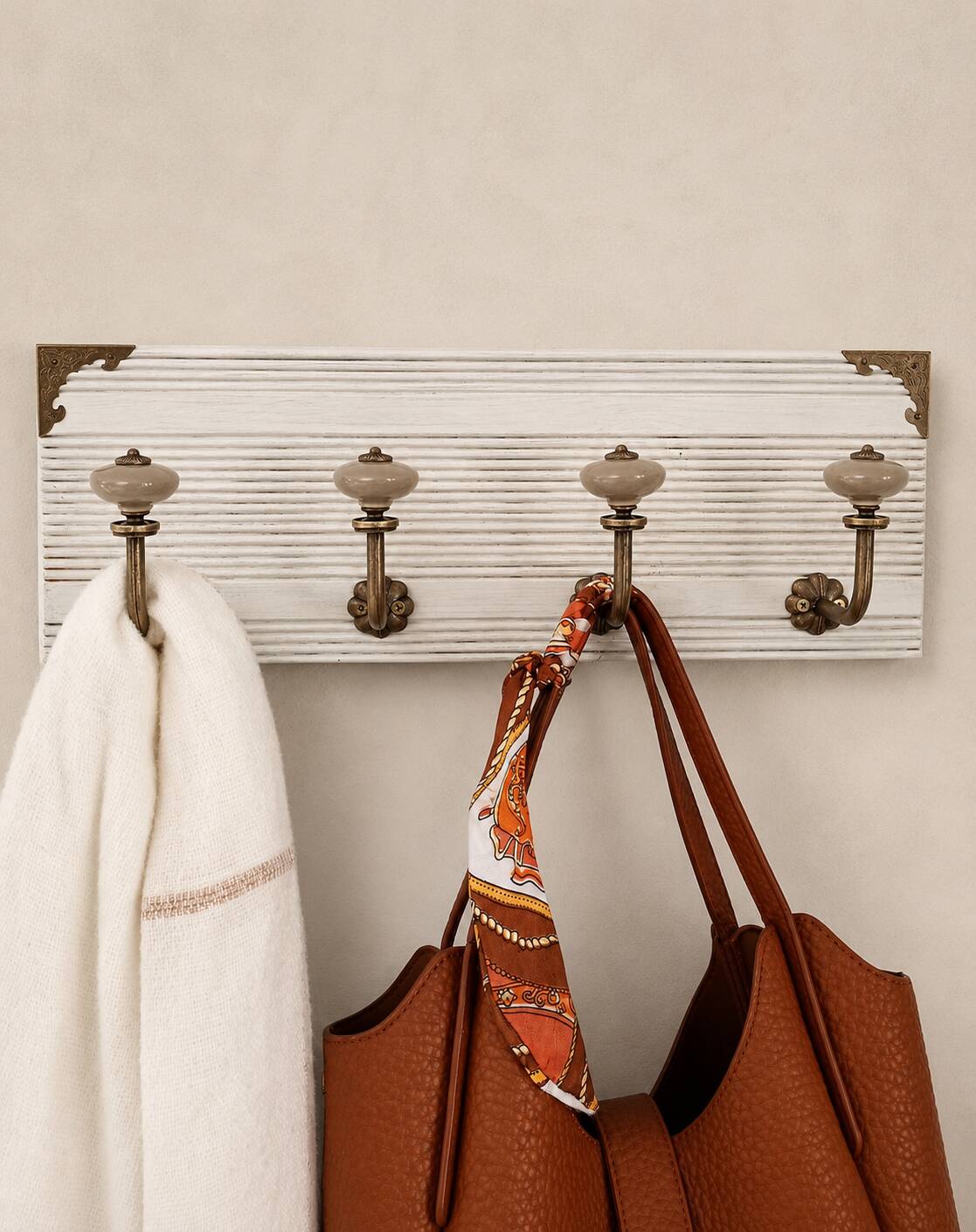 Vintage wall coat rack 40 cm – 4 metal hooks and ceramic knobs
