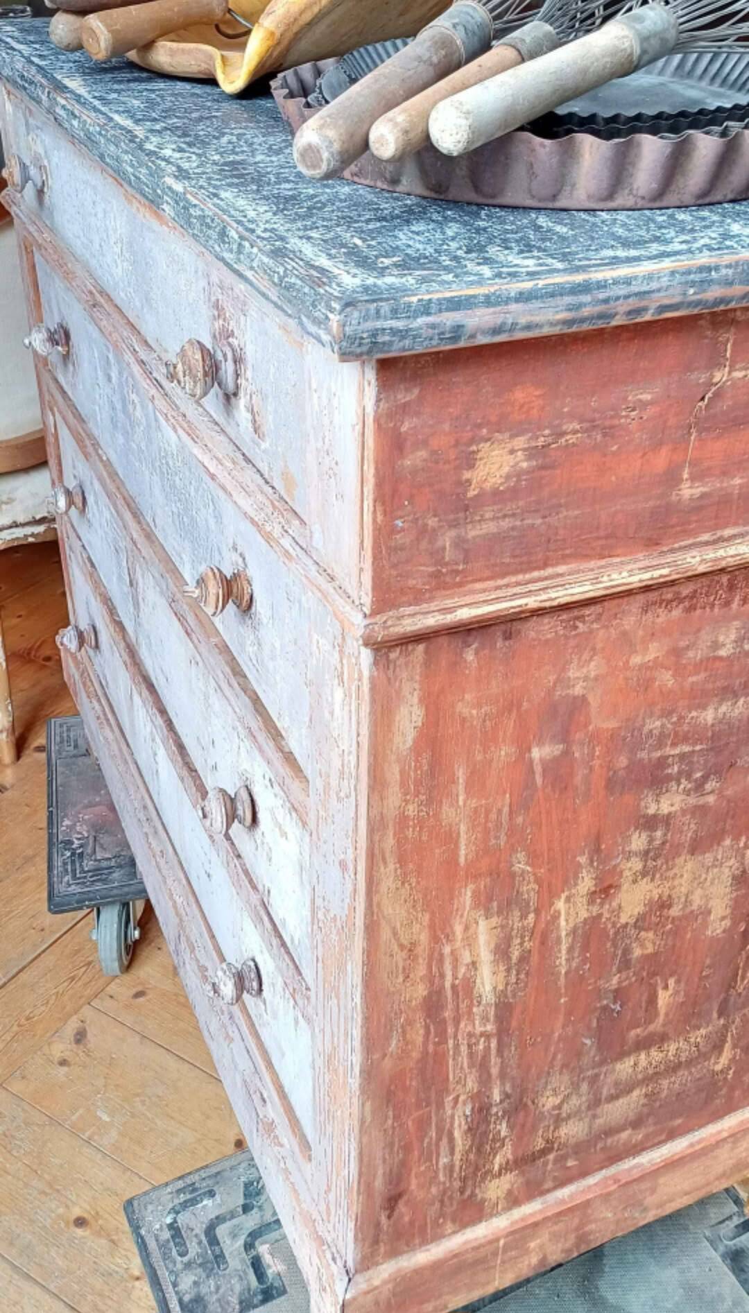 Distressed chest of drawers