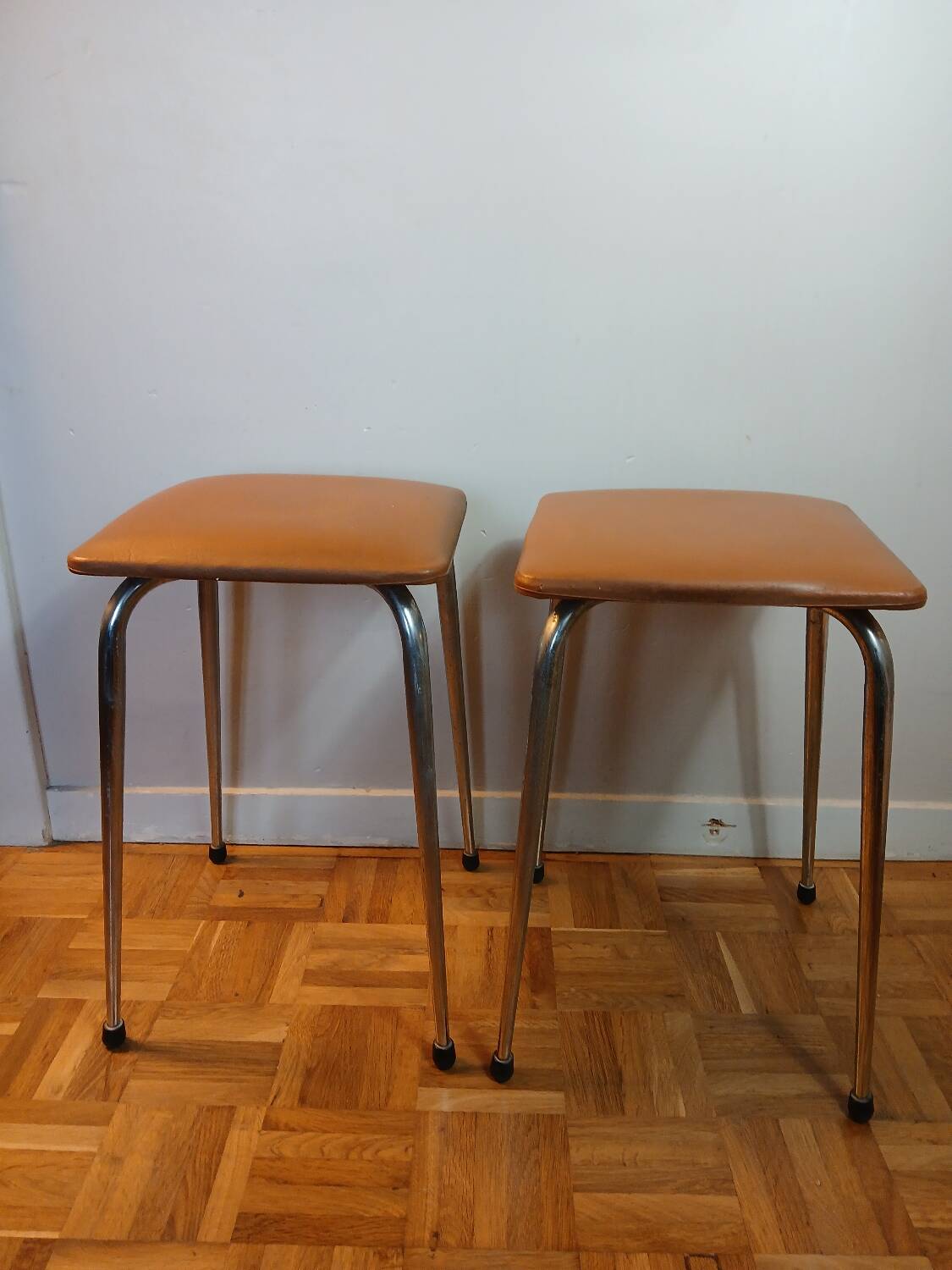 Paire de tabourets vintage LM en skaï marron