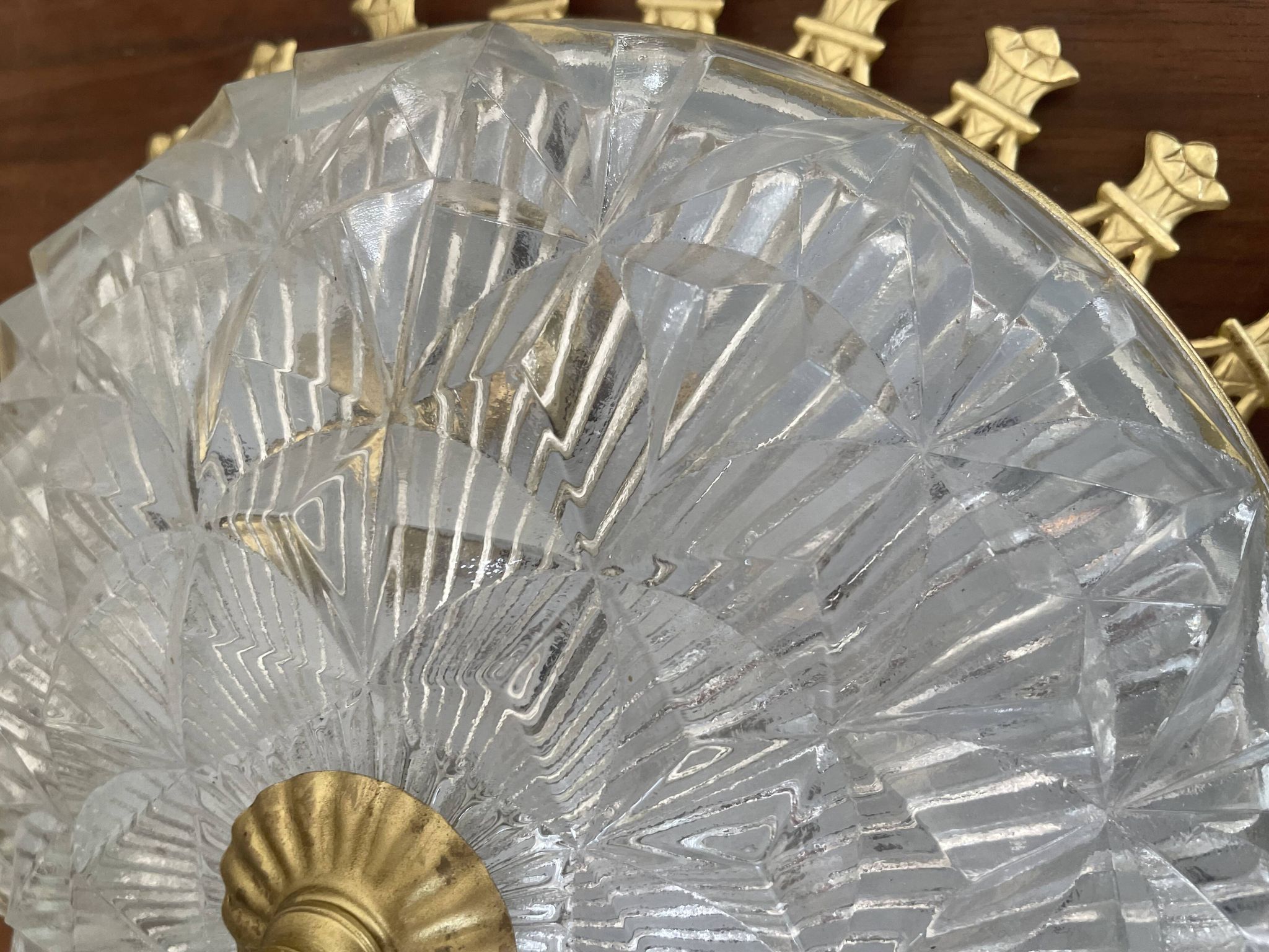 Plafonnier vintage verre taillé et métal doré