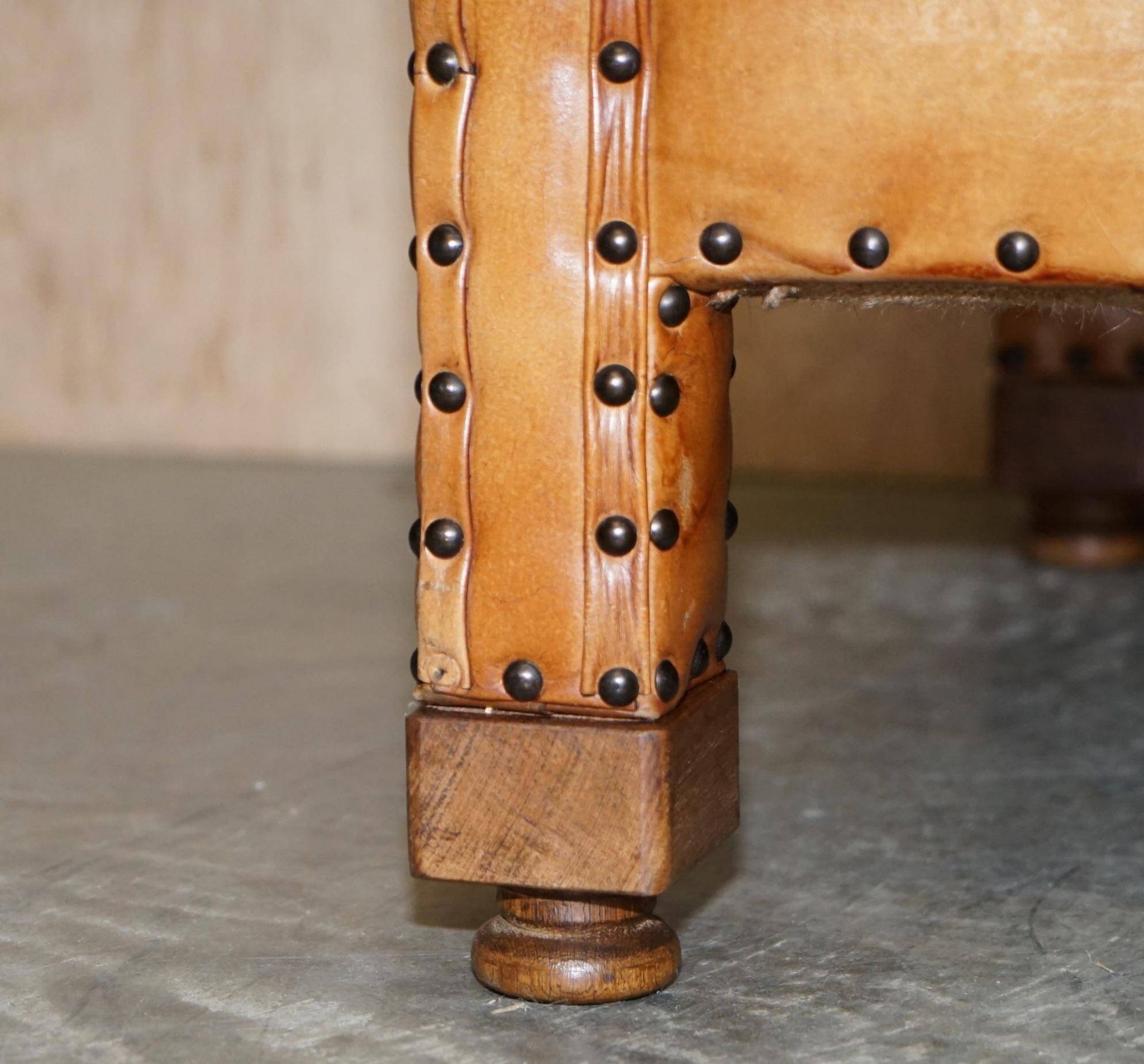 Three-seater leather canapé in Edwardian style with studs.