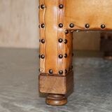 Three-seater leather canapé in Edwardian style with studs.