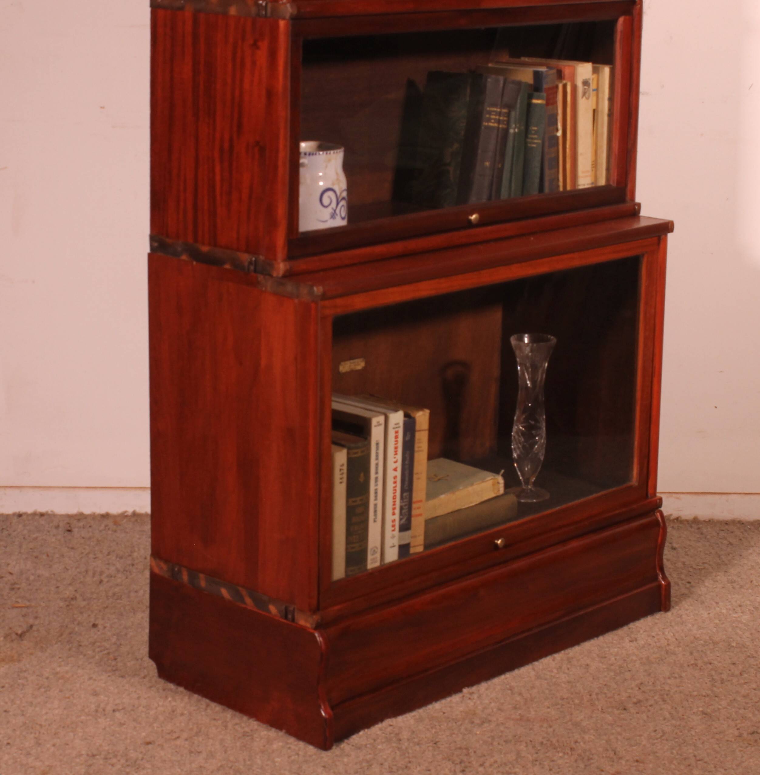 large Globe Wernicke library in mahogany with 5 pieces and a projection