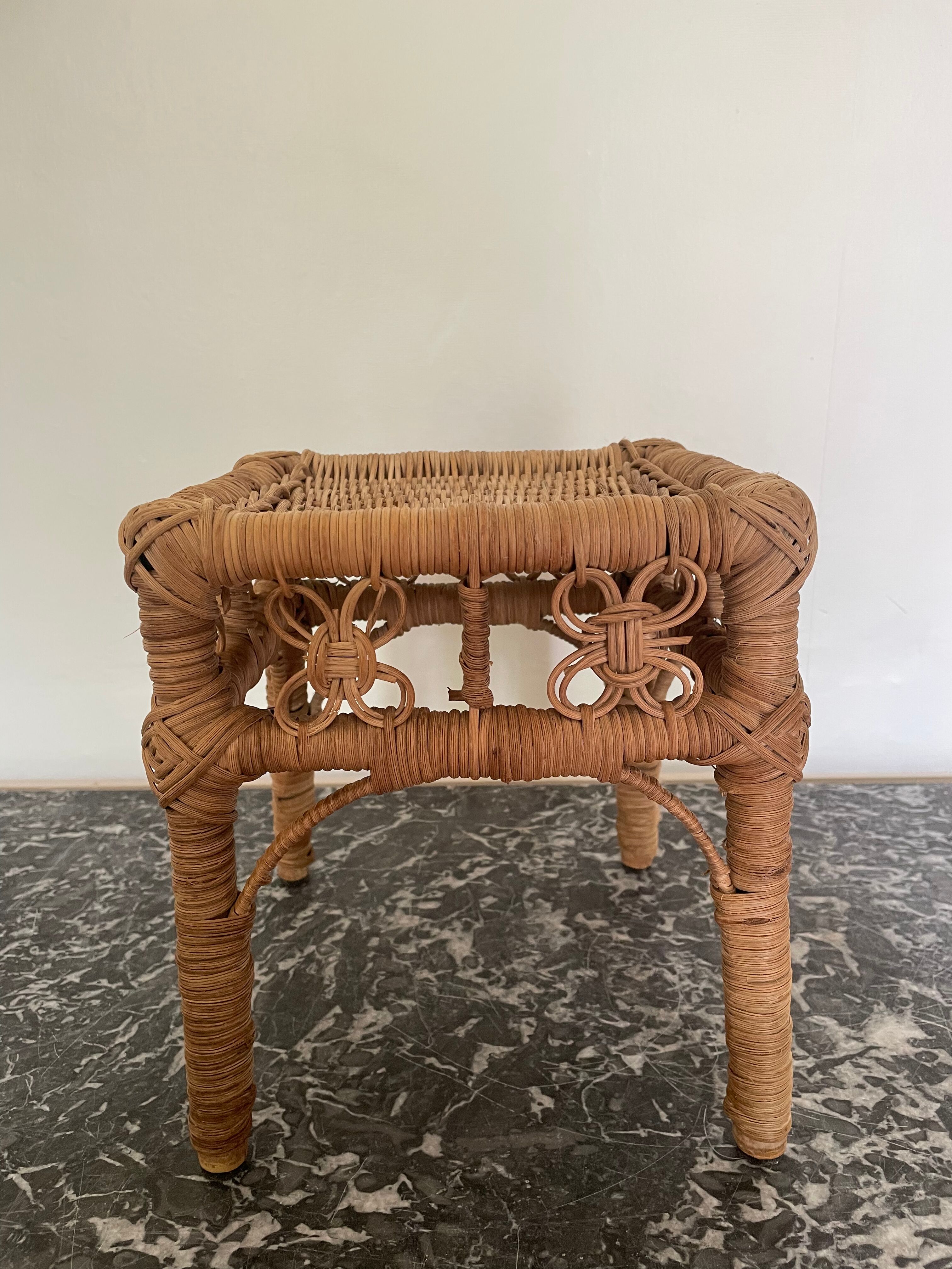 Tabouret en rotin peacock