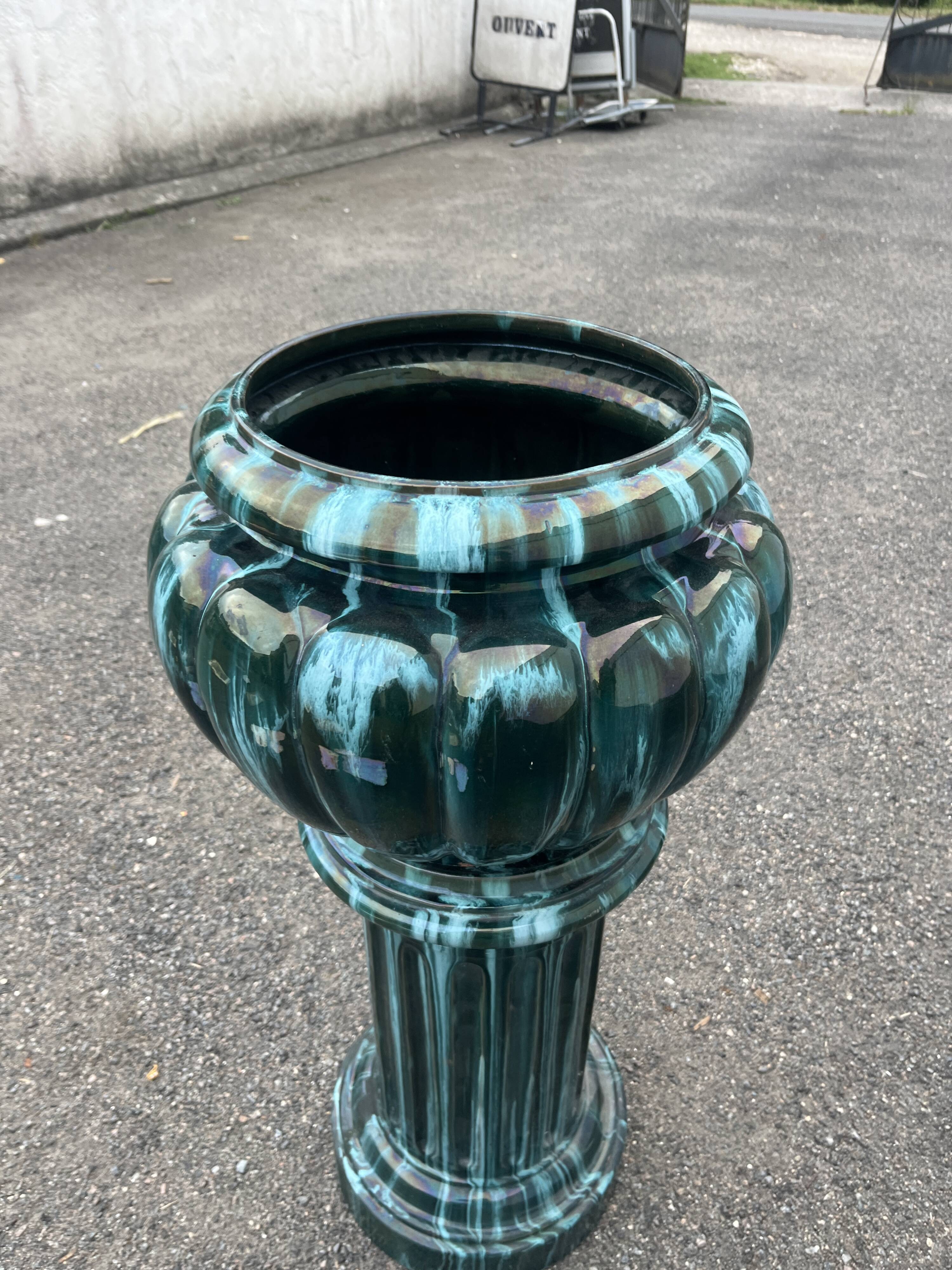 Large cache-pot on a ceramic column – In the style of Clément