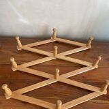 Accordion extendable coat rack