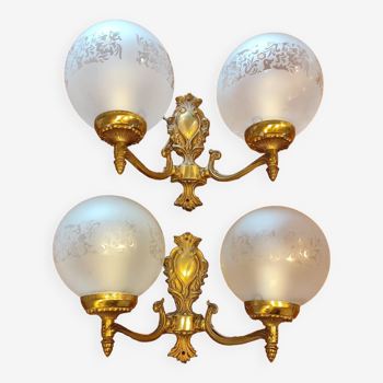 Old style wall light in brass and polished glass