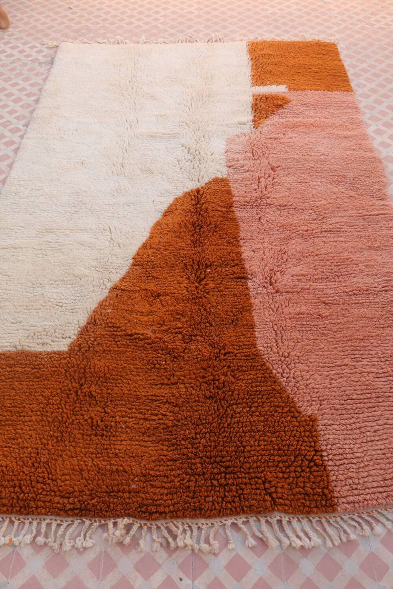 Tapis berbère Azilal terracotta et pêche moderne