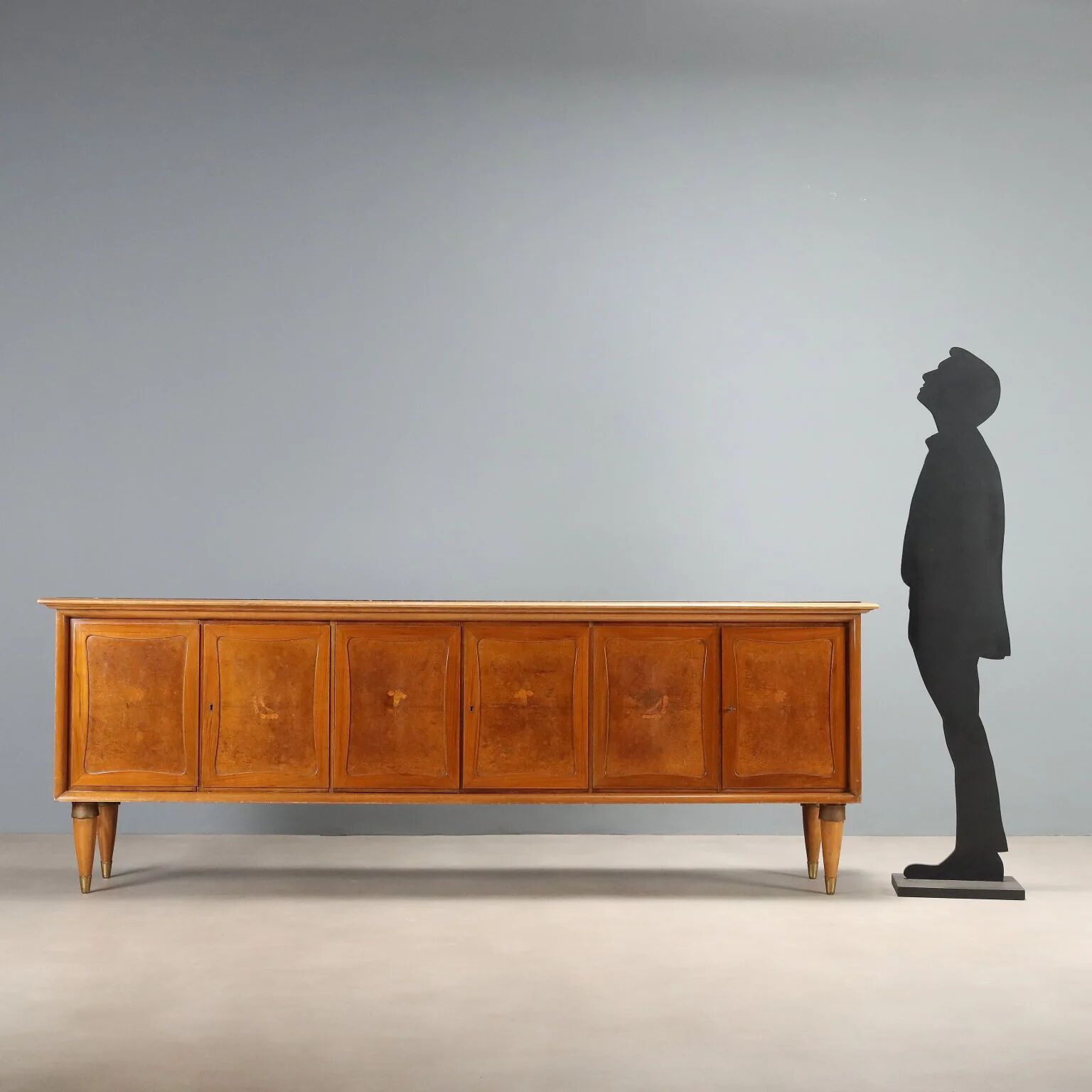 Vintage buffet in walnut veneer and burl, 1950s design.