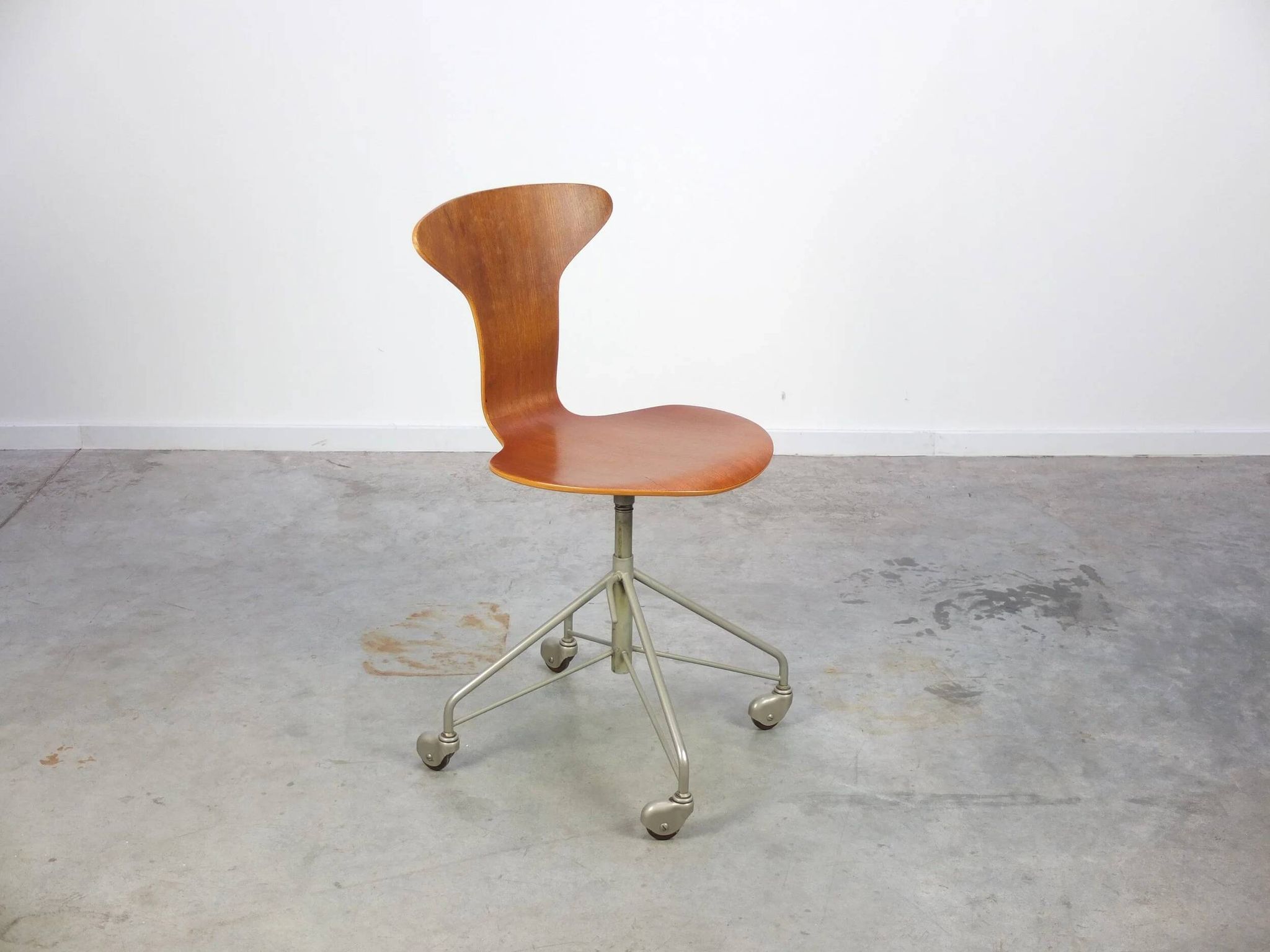 1st edition 'Mosquito' swivel desk chair by Arne Jacobsen for Fritz Hansen, 1955