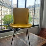 chaises gainées de cuir jaune 60's