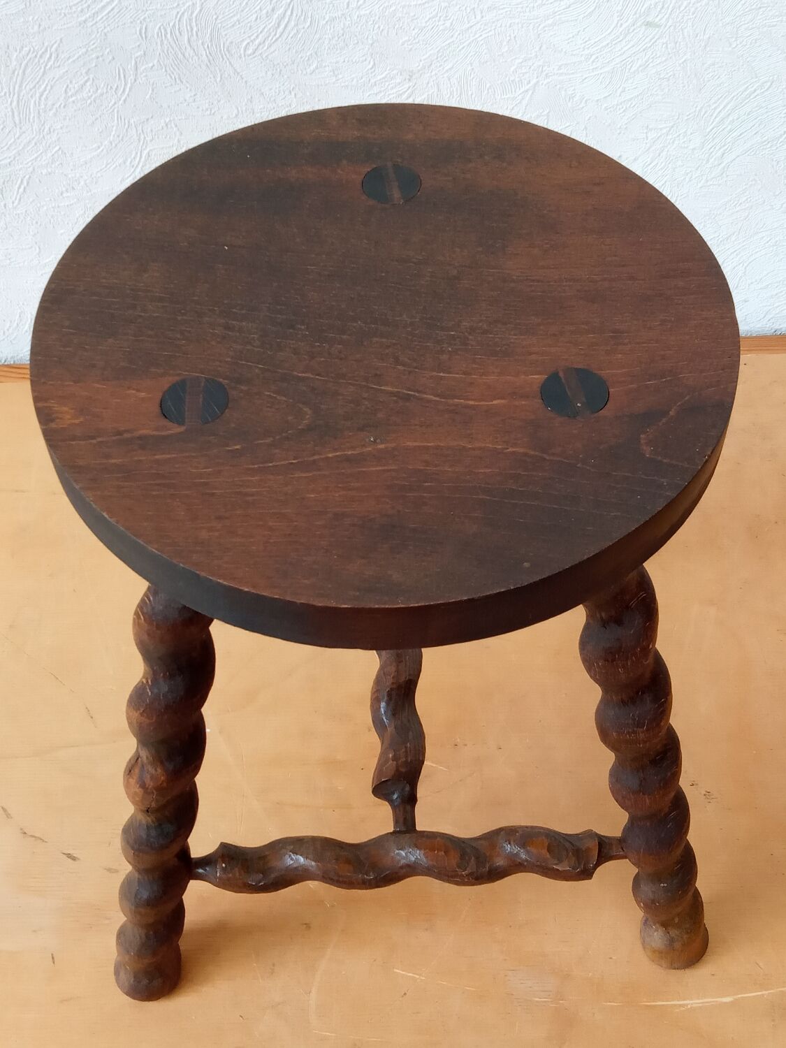 Tripod stool spiral feet