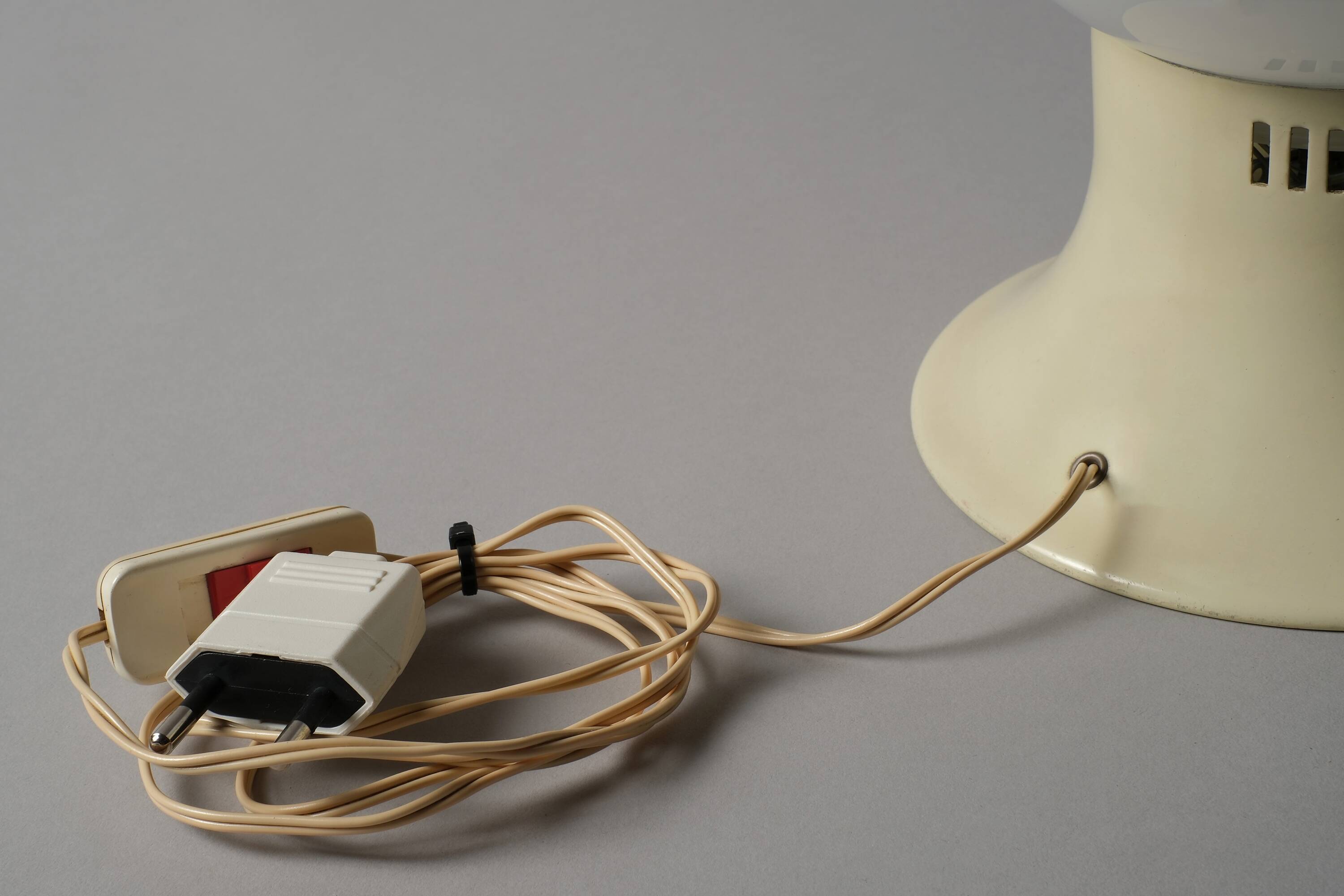 Lampe champignon en verre à boule de design Space Age des années 1970, en verre opalin blanc.