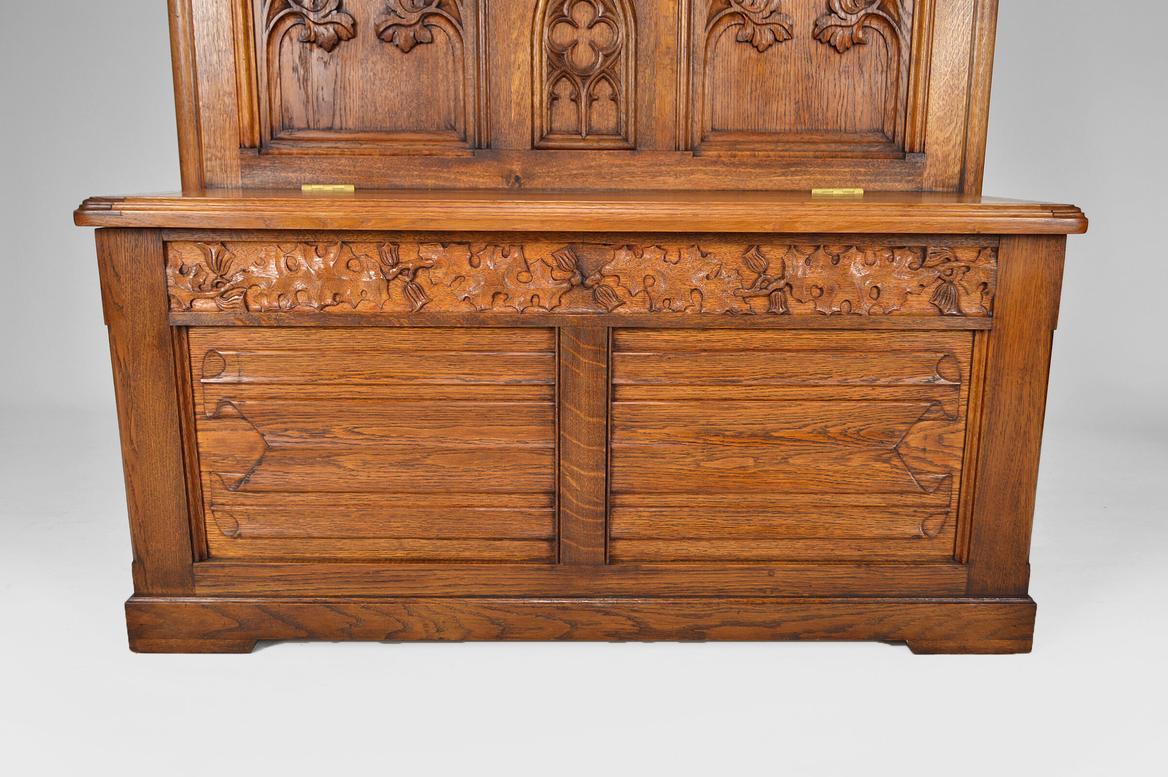 Banc coffre Gothique d'église en chêne sculpté, vers 1880