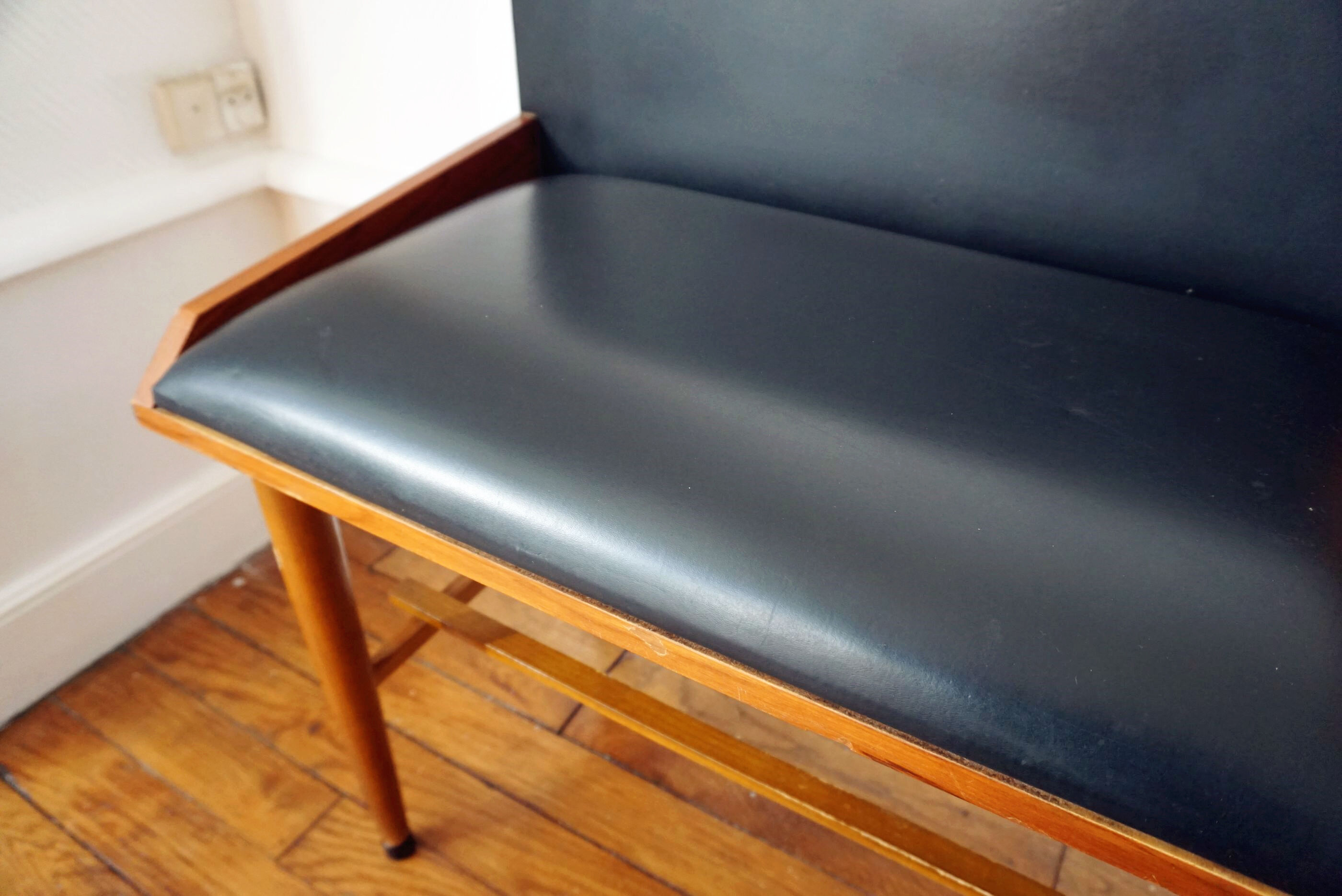 Table in excellent condition and very rare phone