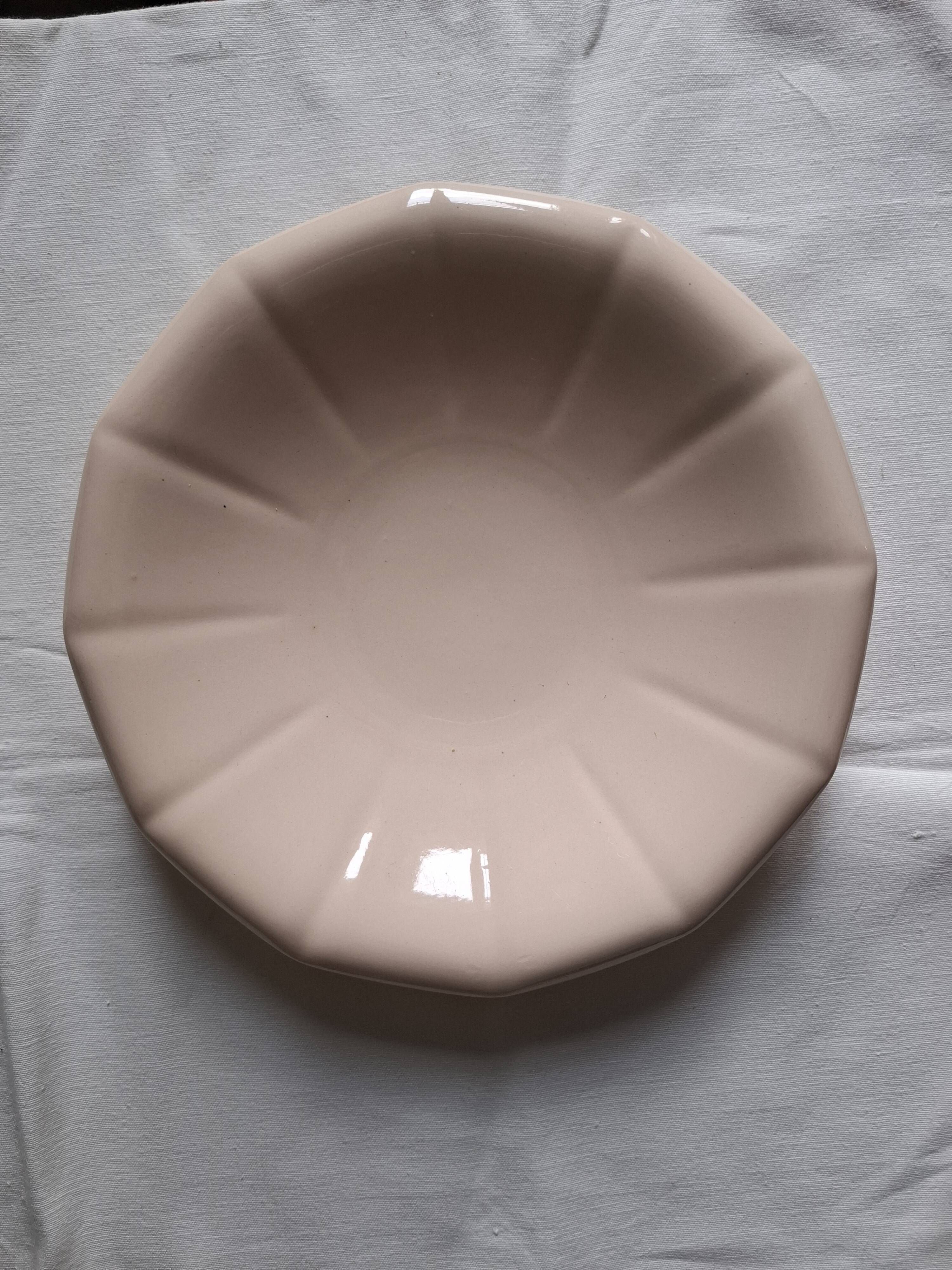 Pleated hollow dish digoin