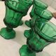 Verres à pied en verre travaillé verts