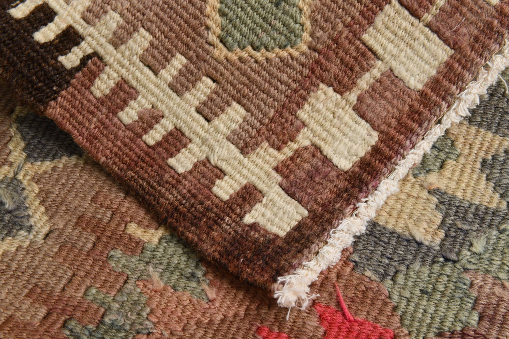 Tapis runner vintage kilim, tons rouges et beiges, motifs géométriques