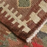 Tapis runner vintage kilim, tons rouges et beiges, motifs géométriques