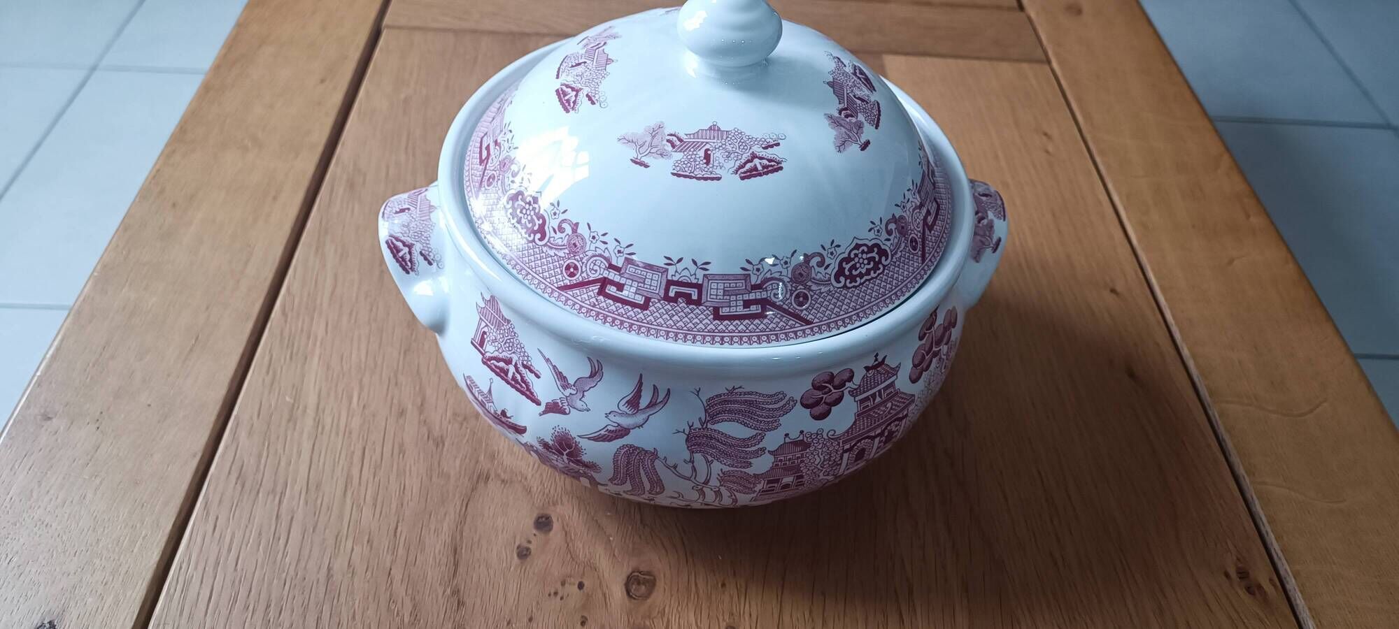 Vintage soup tureen in English earthenware Churchill Rosa pink Willow pattern.