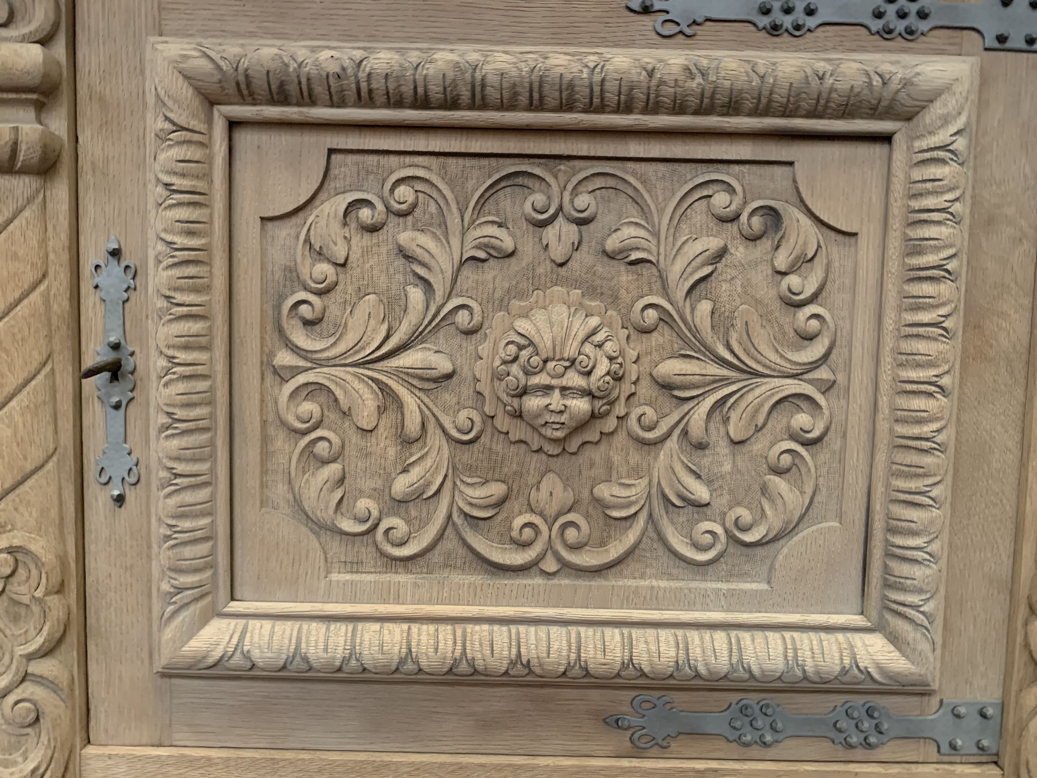 Buffet de style Renaissance en chêne massif XX siècle