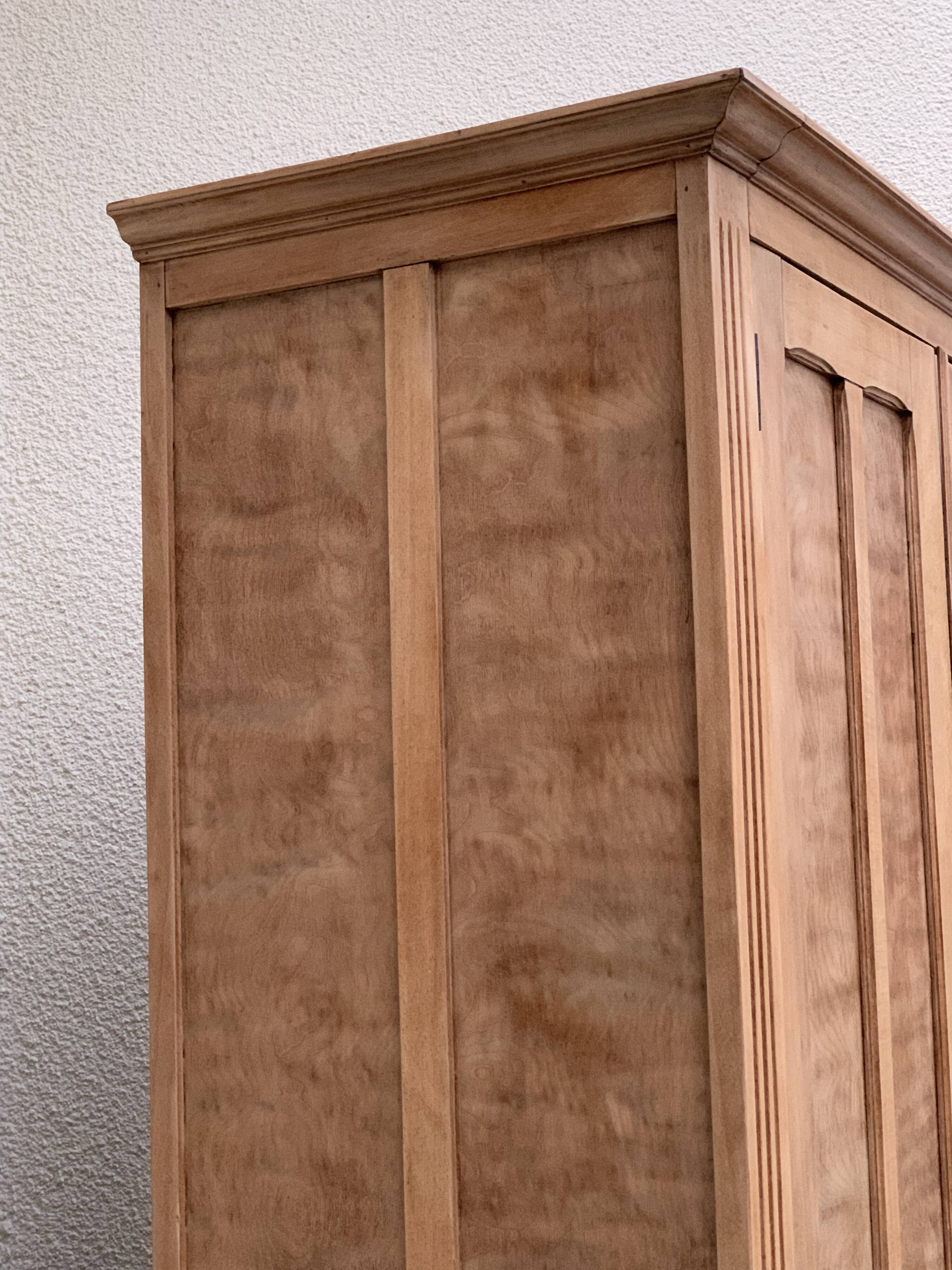 Armoire parisienne panneautée en bois brut, 1930