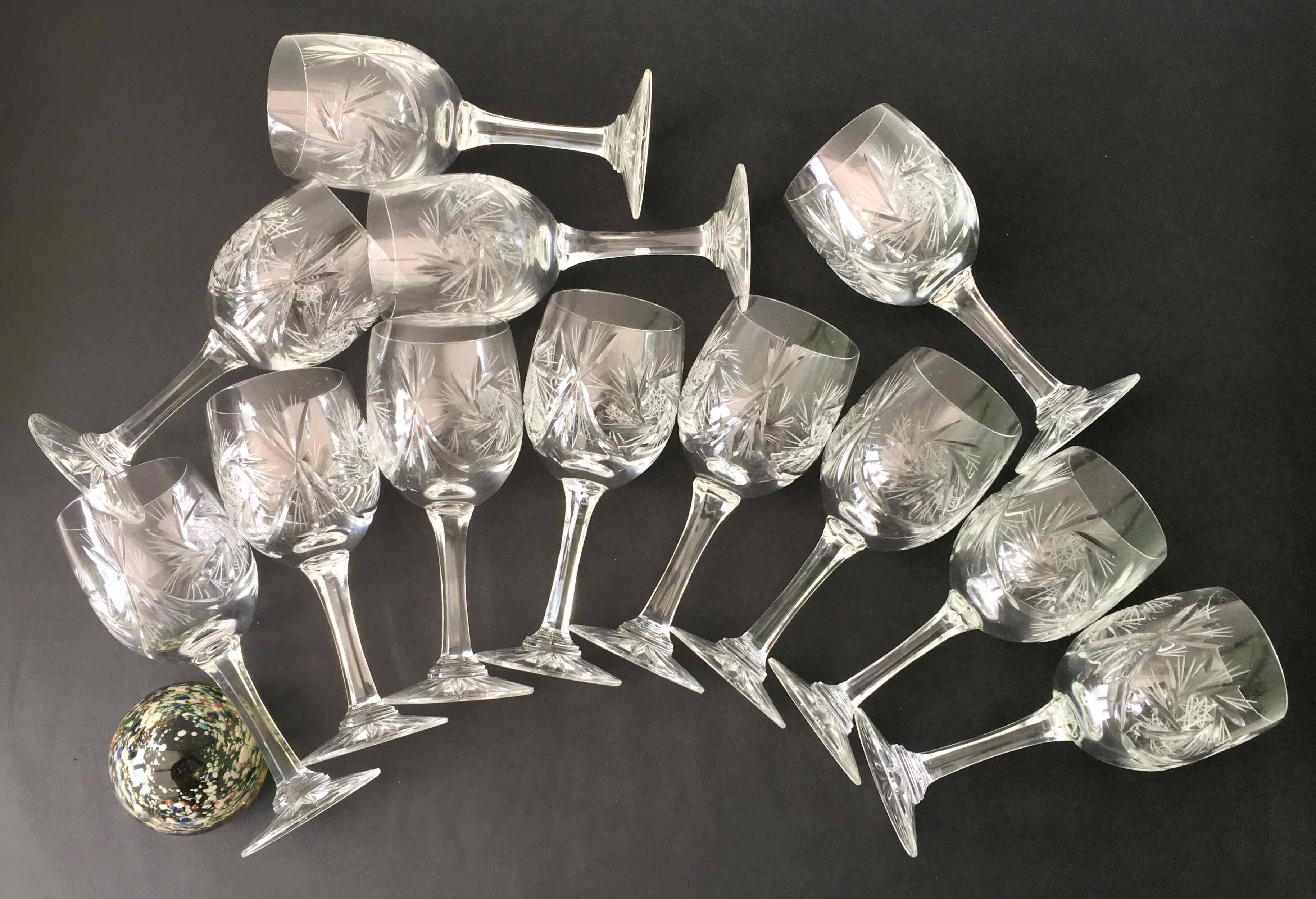 Set de 12 verres à vin en cristal taillé