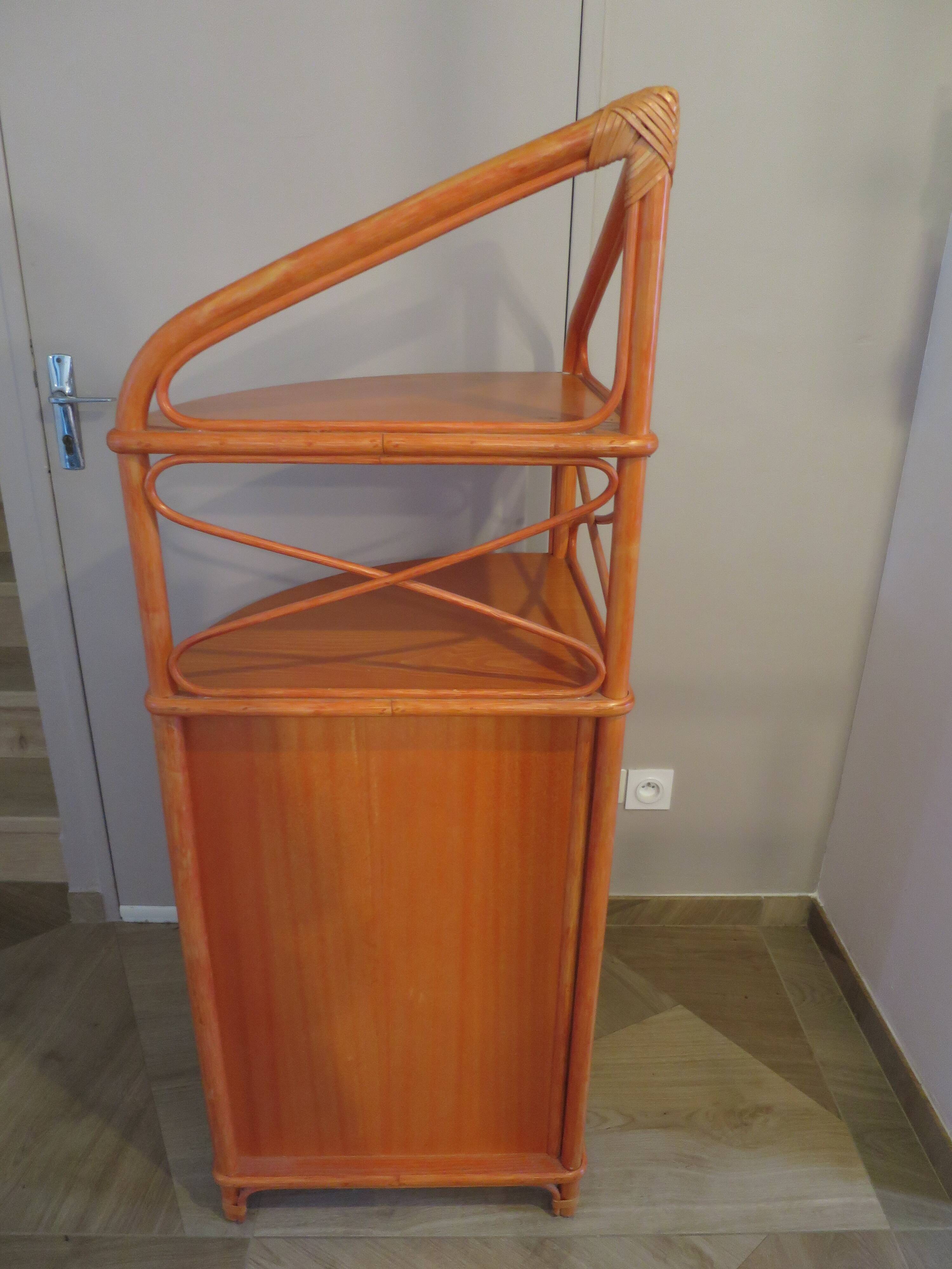 Rare-meuble d'angle-bois rotin bambou-années 70 -vintage-2 portes -bibliothéque étagère d'angle
