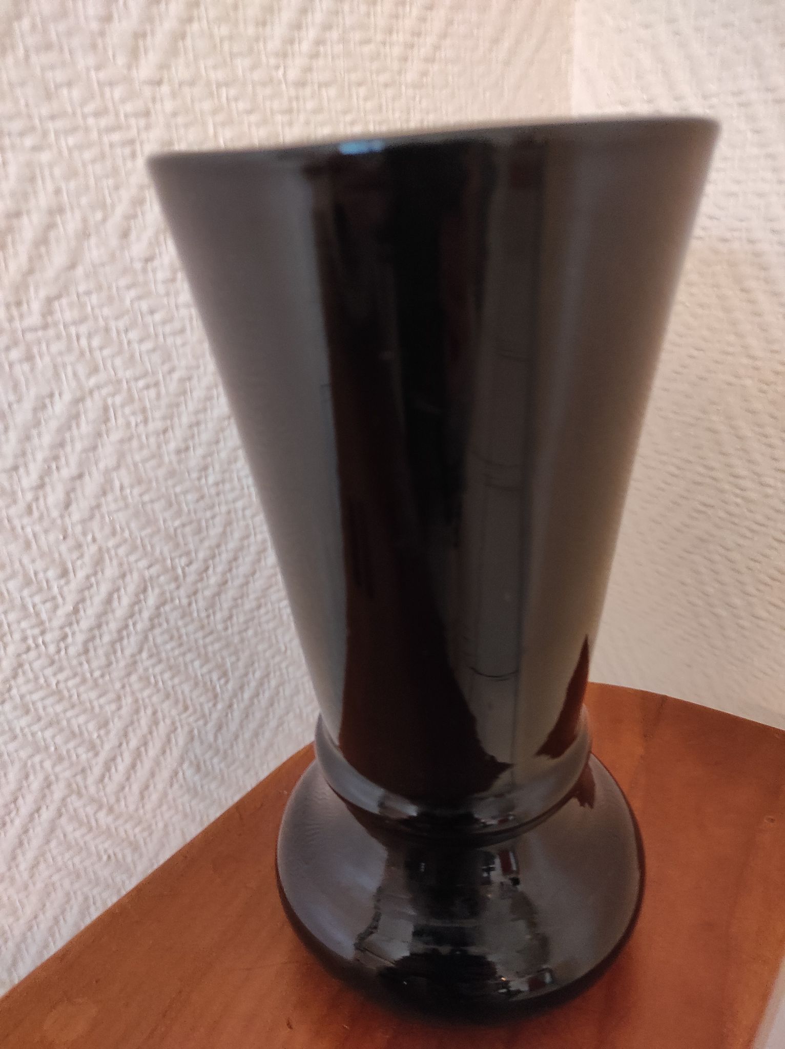 Vase en opaline noire
