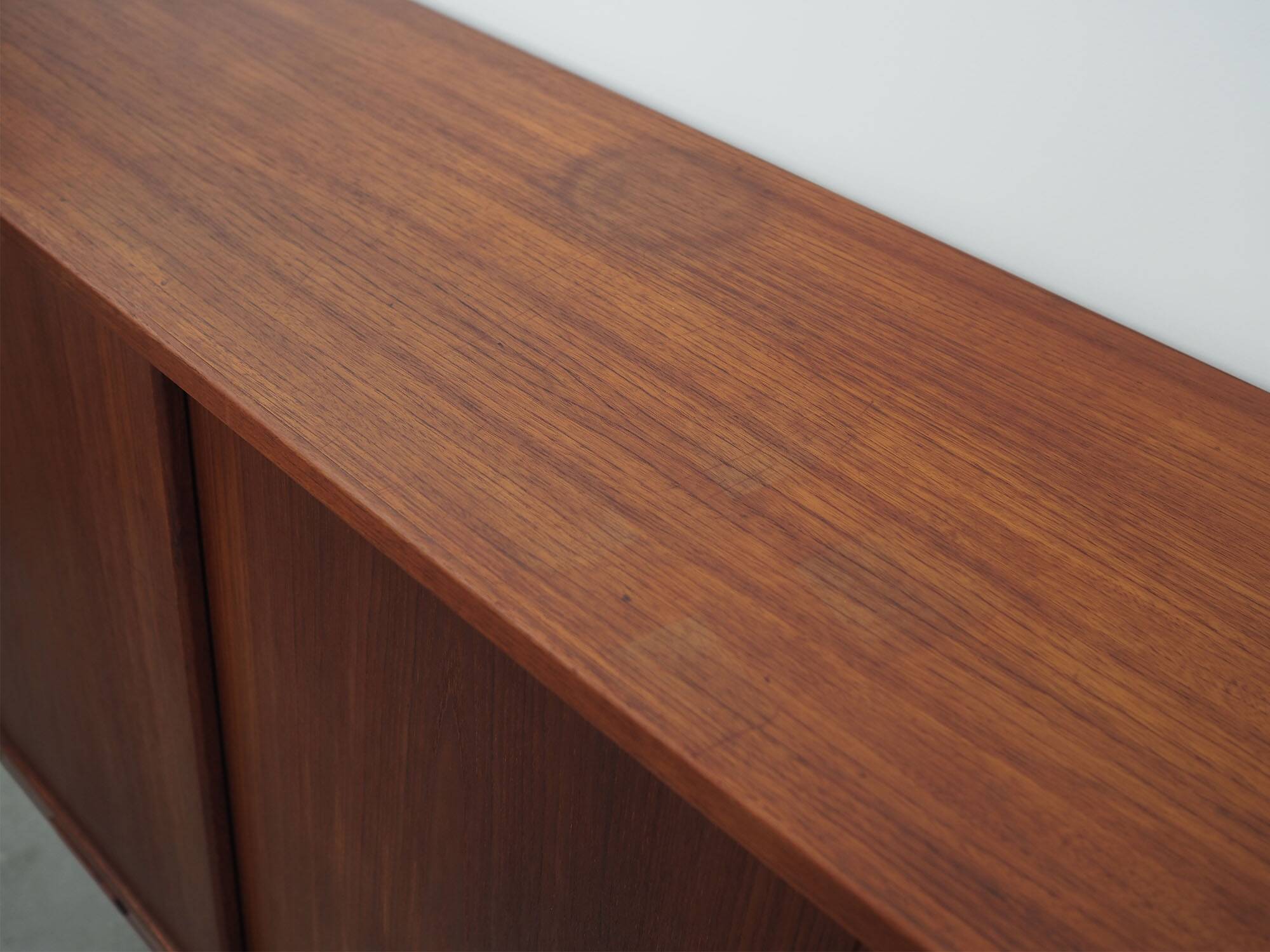 Buffet haut en teck, design danois, années 1960, designer : Børge Seindal, fabricant